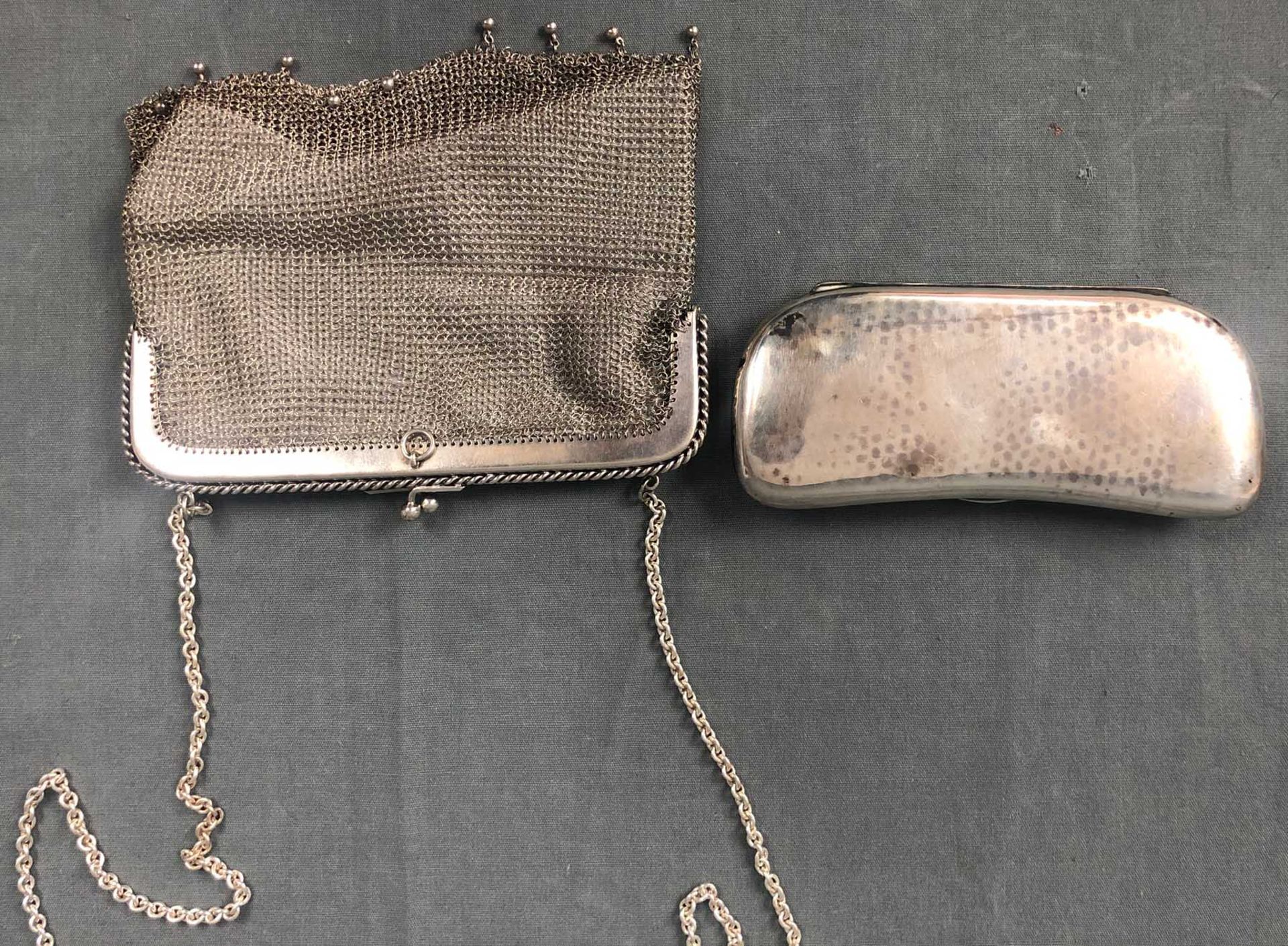 Silver. Lined evening bag and a glasses case.340 grams gross.Silber. Damen Abendtasche gefüttert und - Bild 4 aus 9