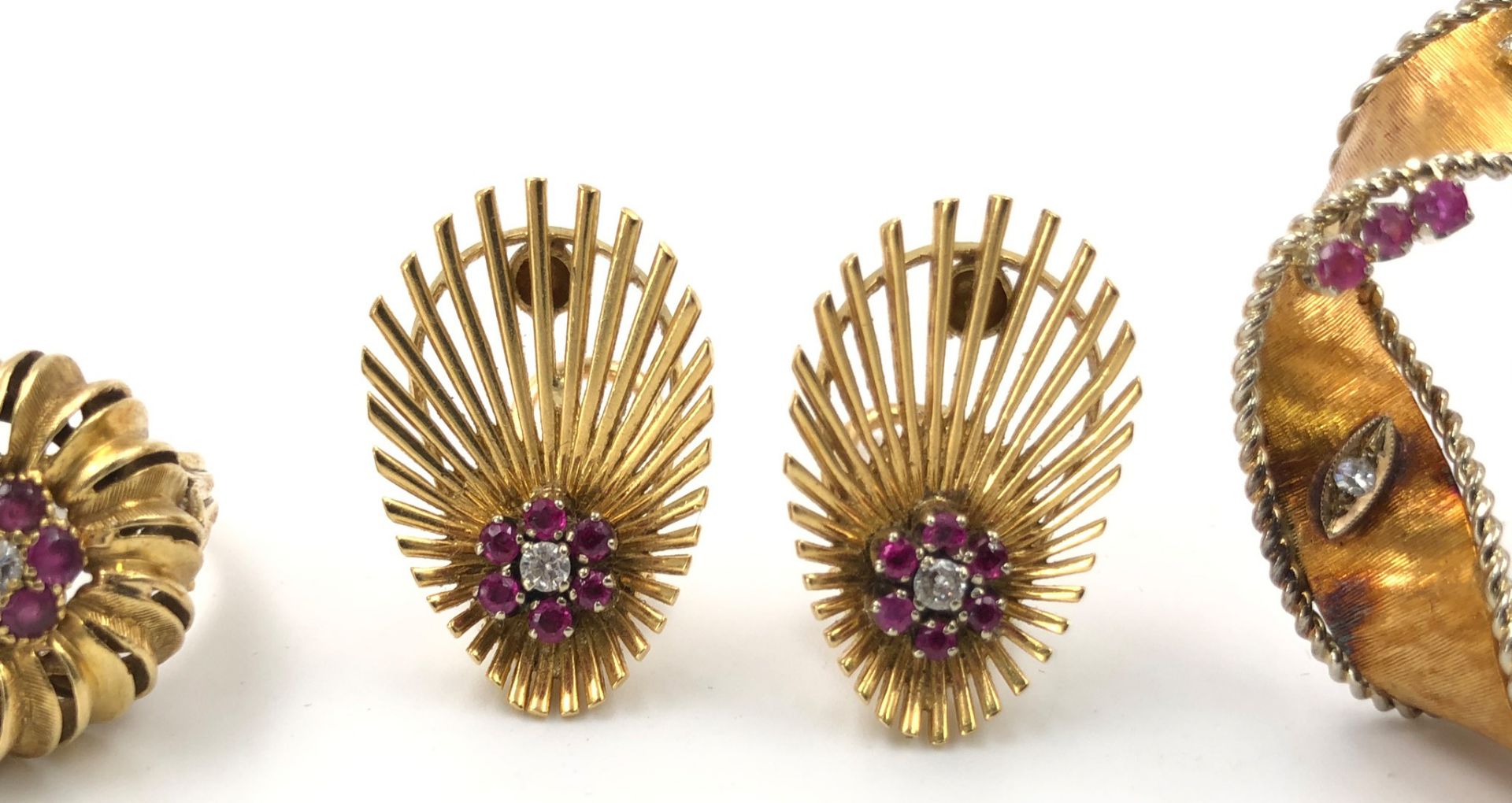 Set. 750 gold. Pair of earrings, ring and brooch. Diamonds and rubies.27.8 grams total weight. - Image 3 of 9