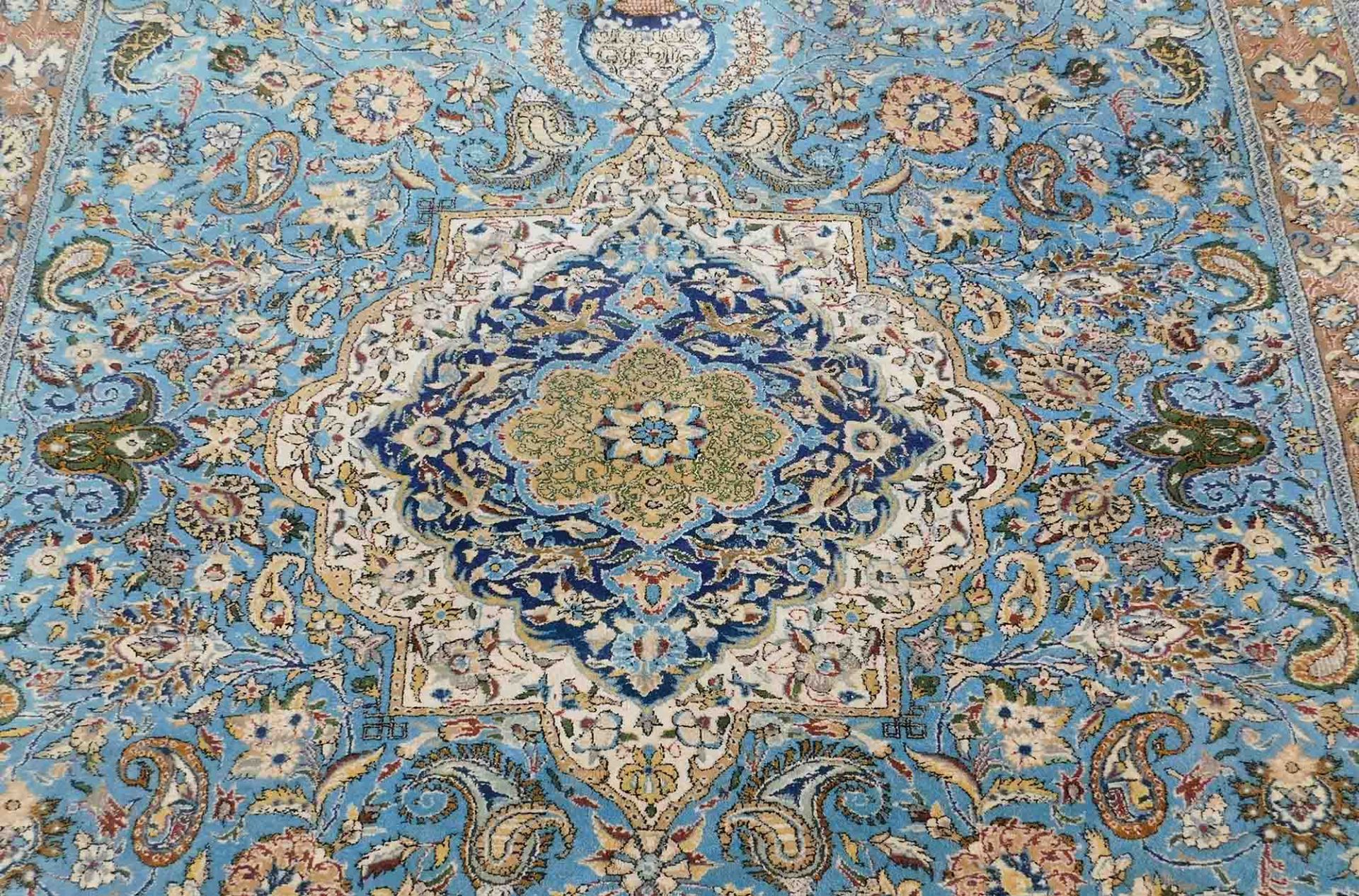 Ghum Persian rug. Iran. Very fine weave. Old, mid 20th century.333 cm x 211 cm. Knotted by hand. - Image 4 of 8