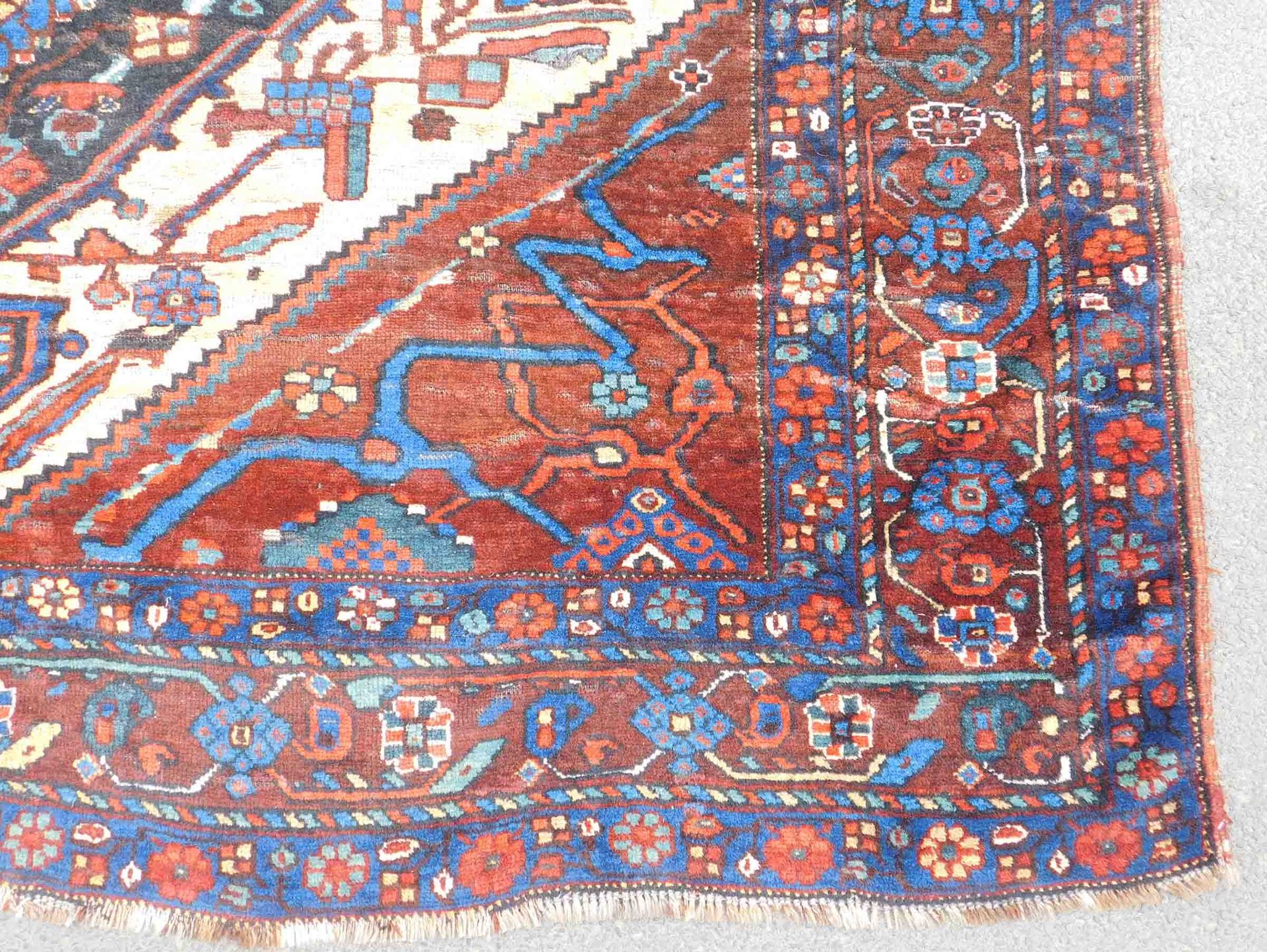 Khamseh Baharlu Persian carpet. Iran. Antique, around 1900.188 cm x 173cm. Knotted by hand. Wool - Image 3 of 8