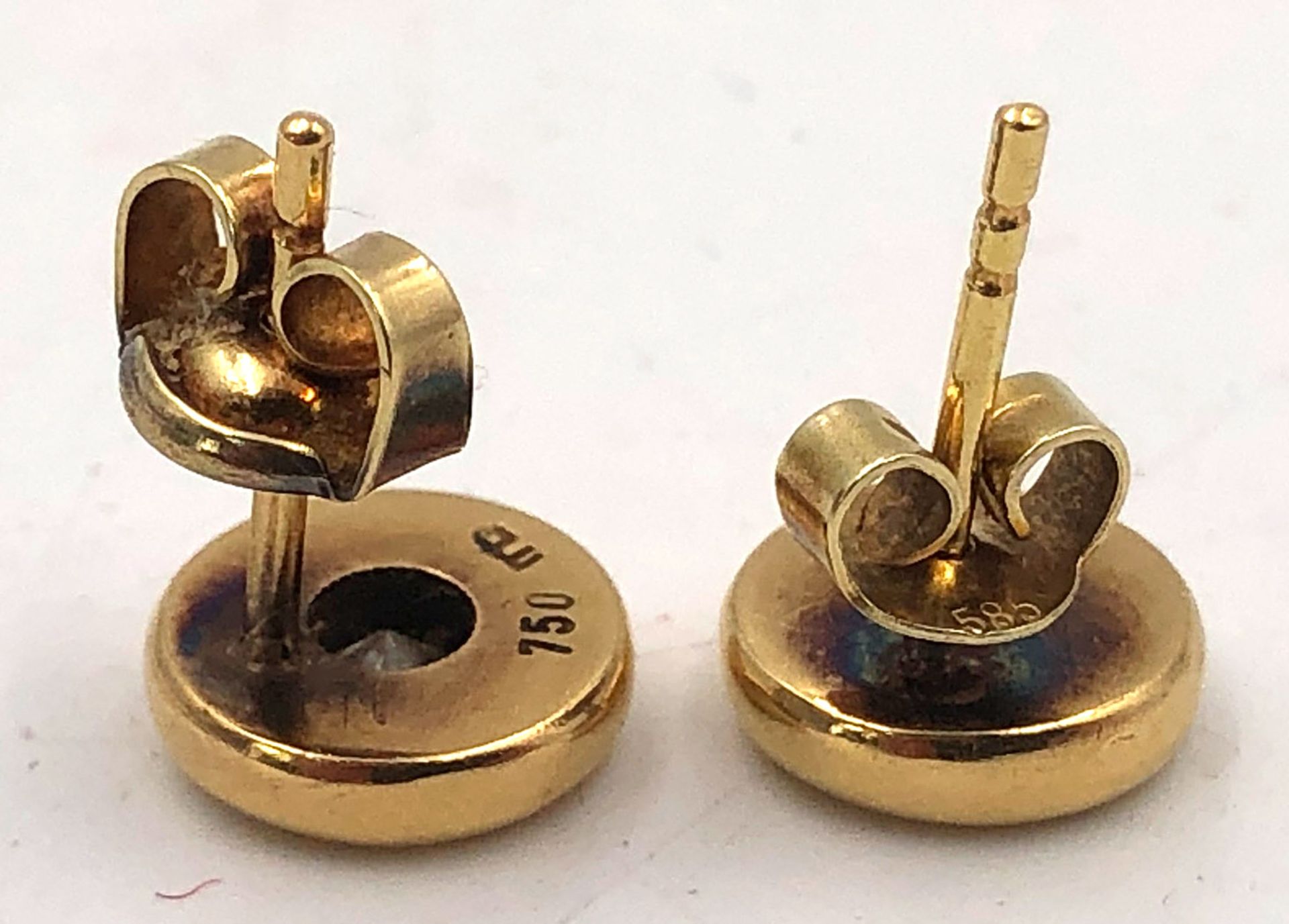 Pair of stud earrings. 750 gold. Brilliant together approx. 0.4 carat.4.7 grams in total. The safety - Image 2 of 6