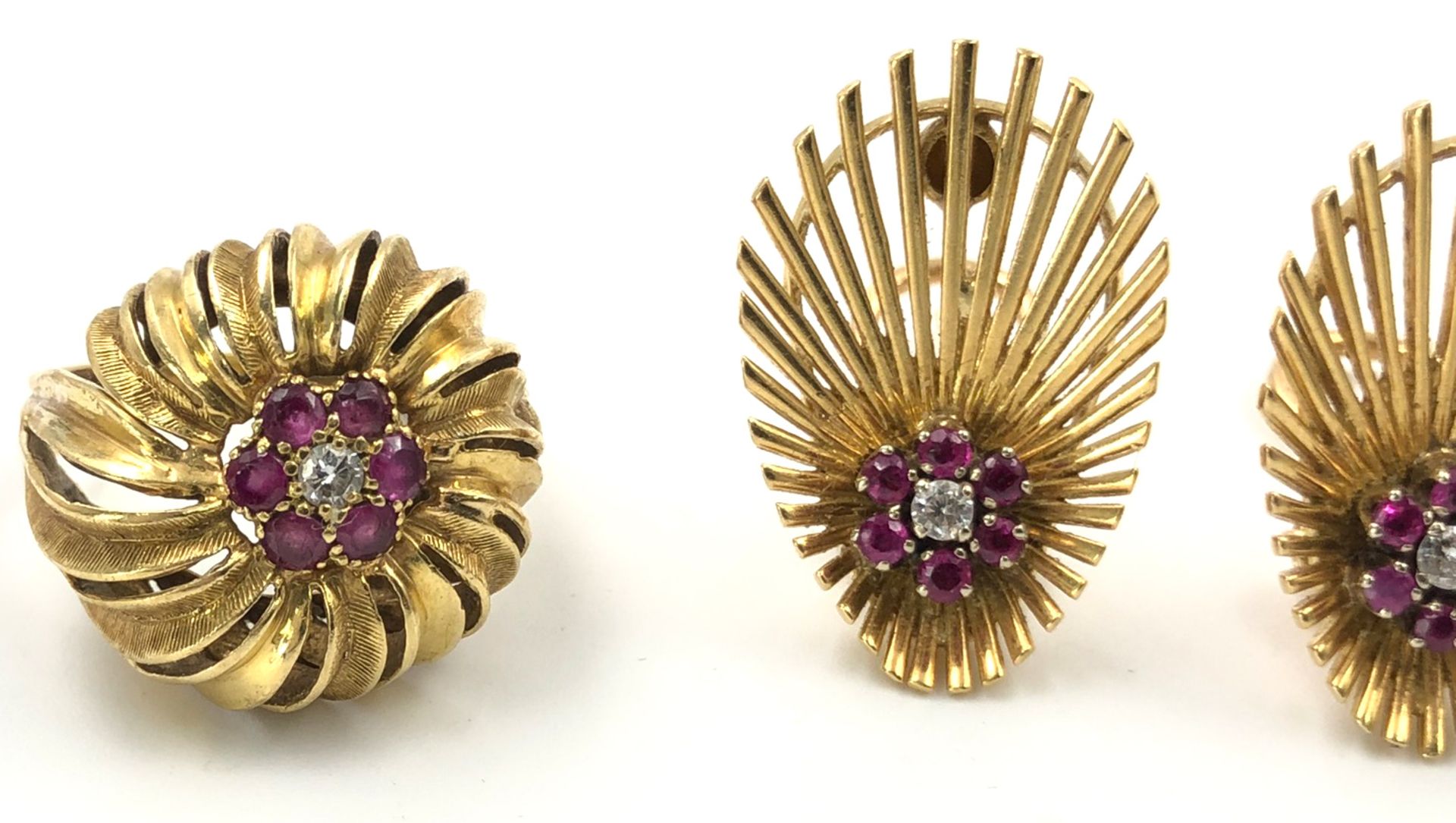 Set. 750 gold. Pair of earrings, ring and brooch. Diamonds and rubies.27.8 grams total weight. - Image 4 of 9