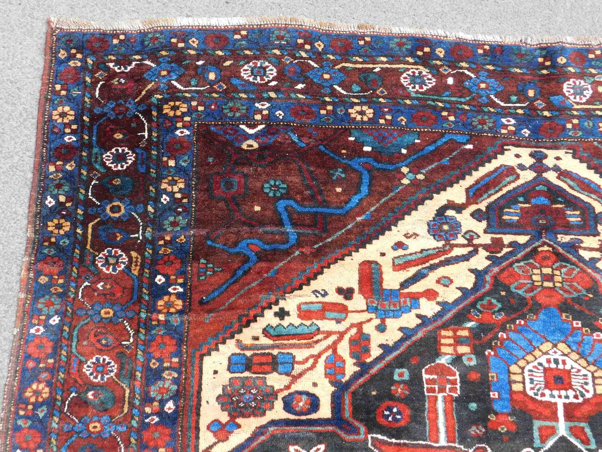 Khamseh Baharlu Persian carpet. Iran. Antique, around 1900.188 cm x 173cm. Knotted by hand. Wool - Image 7 of 8