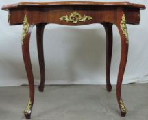 Table. Louis XVI - Stiel.77 cm x 111 cm x 71 cm. Walnut? Burl wood.Tisch. Louis XVI - Stil.77 cm x