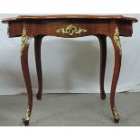 Table. Louis XVI - Stiel.77 cm x 111 cm x 71 cm. Walnut? Burl wood.Tisch. Louis XVI - Stil.77 cm x