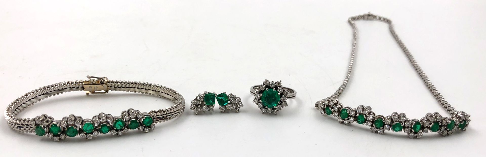 Set. White - 750 gold. Emeralds. Diamonds.Necklace, bracelet, earrings, and ring. Total weight 50.