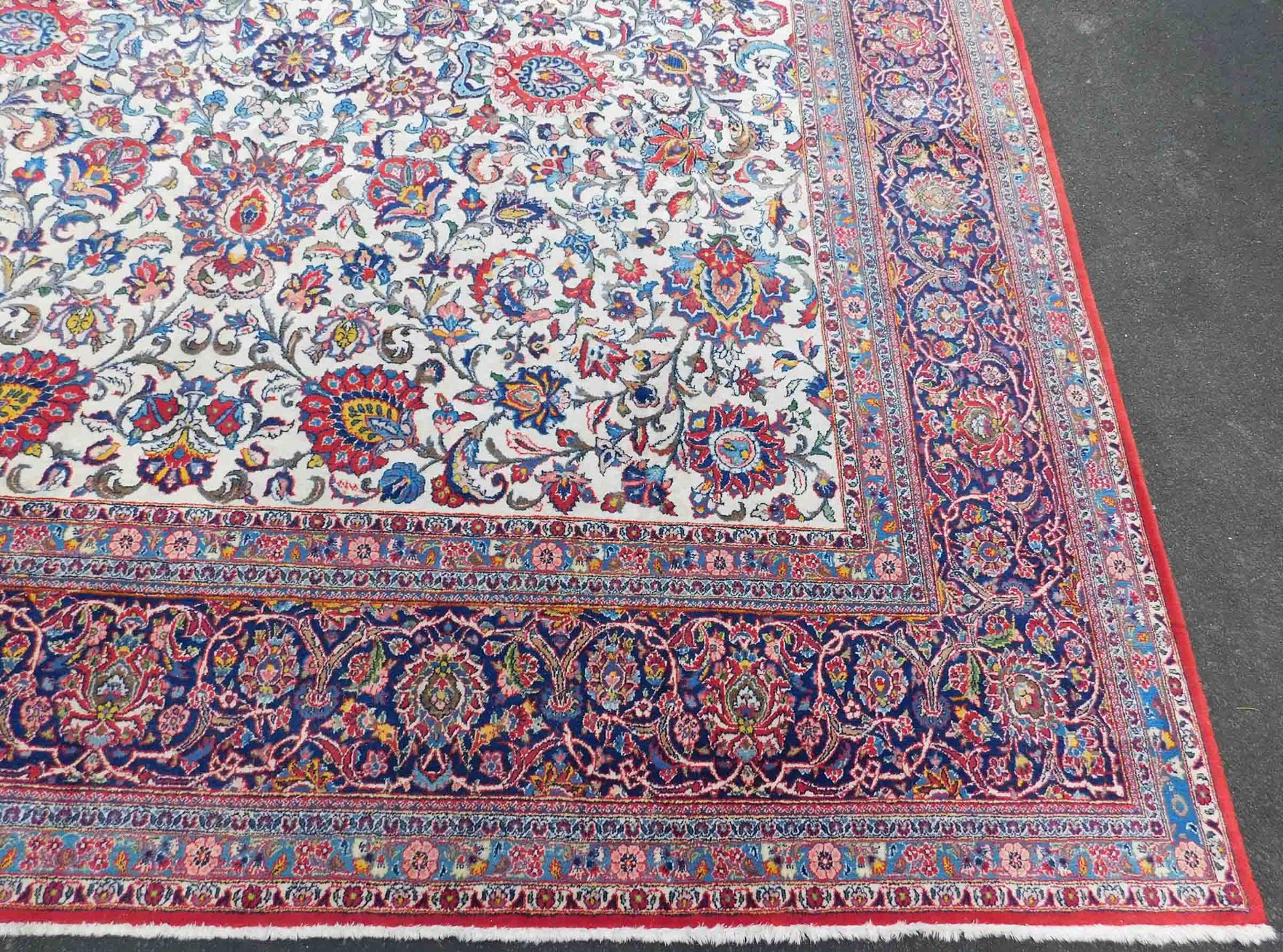 Keschan Persian carpet. Iran. Very fine weave. Cork wool.445 cm x 320 cm. Knotted by hand. Cork wool - Image 4 of 10