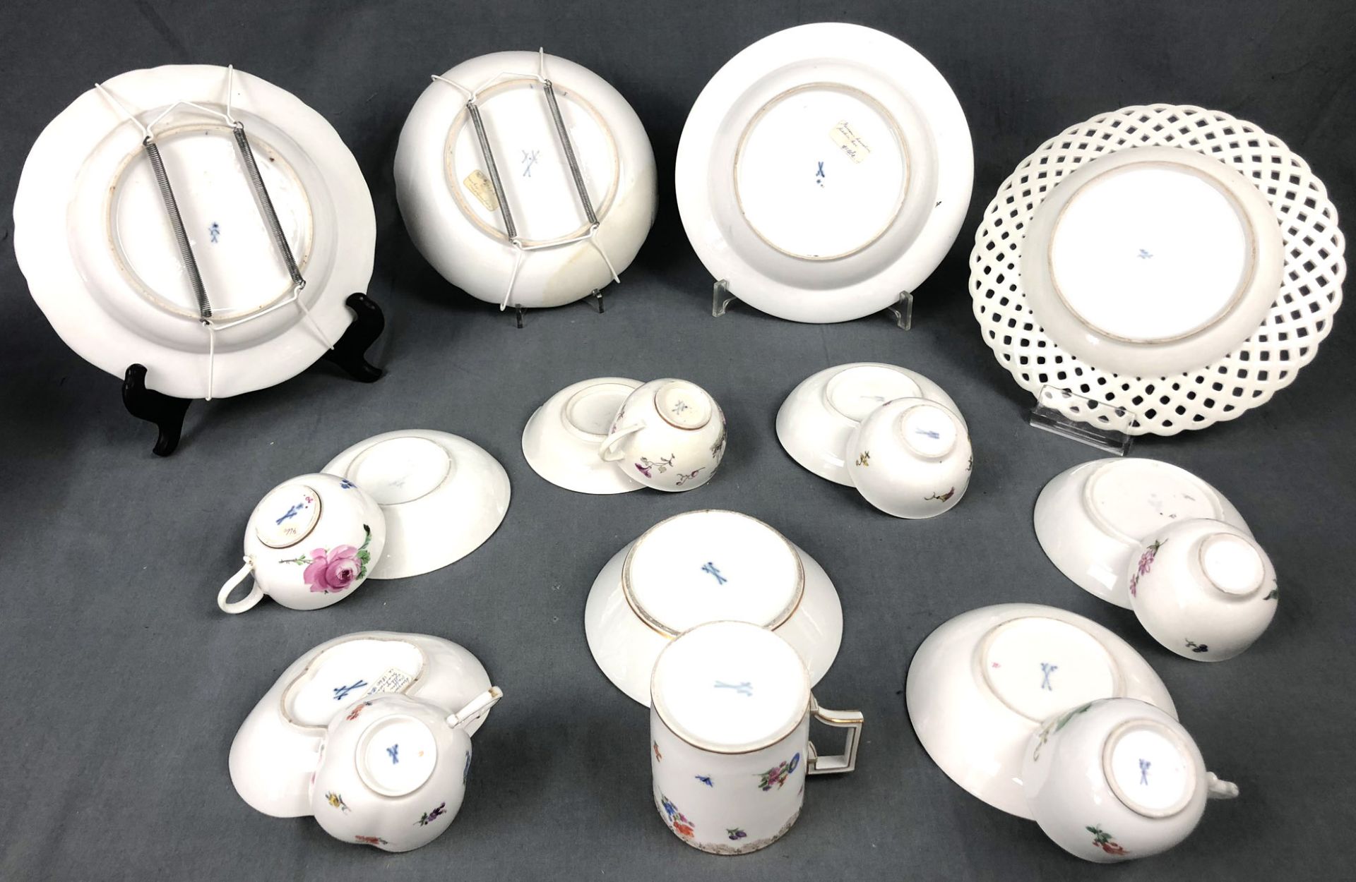 18 parts of Meissen porcelain. Partially still 18th century?Breakthrough plate 24 cm in diameter. - Bild 19 aus 20