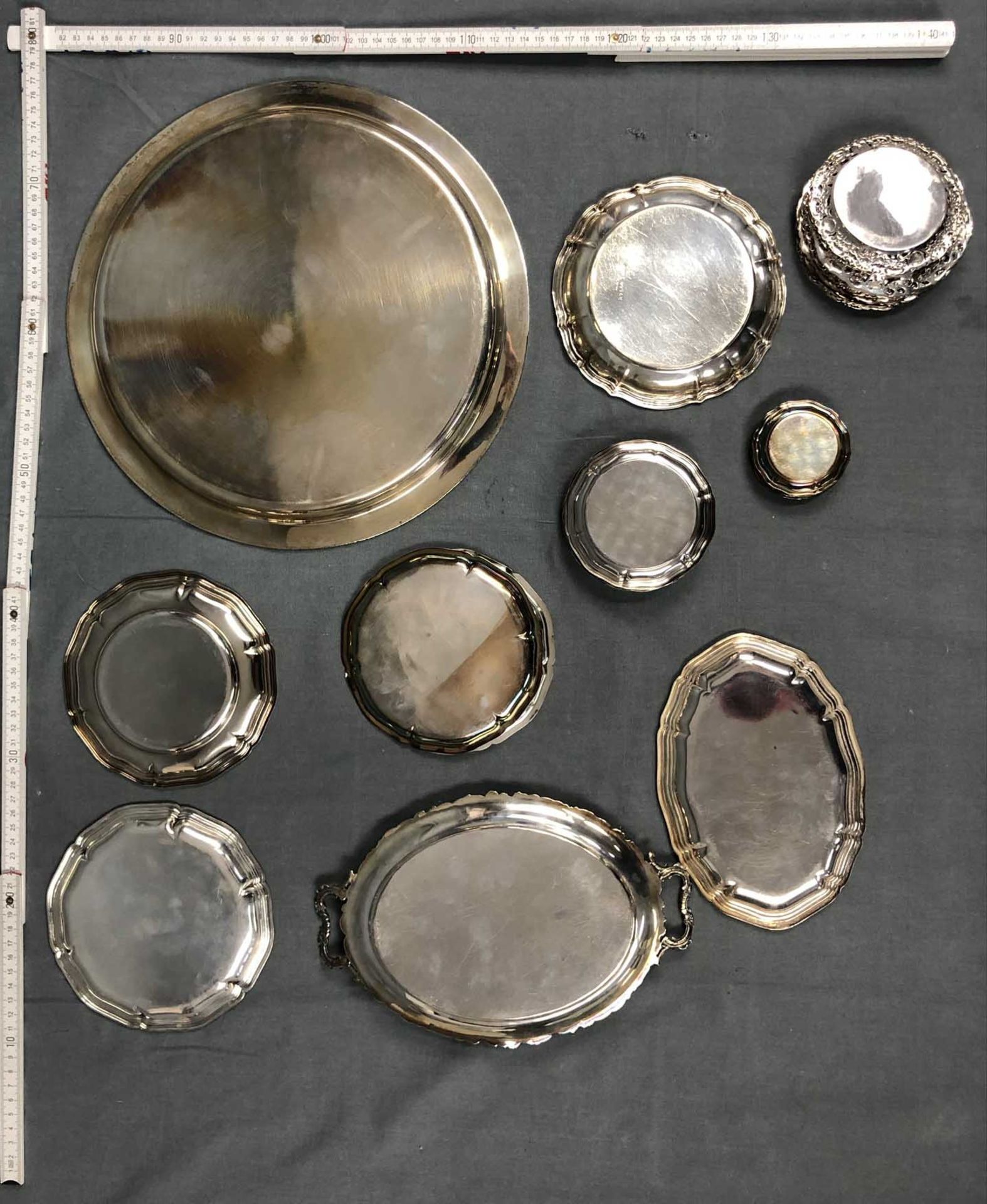 Silver. Plates and coasters with monograms. Mostly silver 800.Up to 32 cm in diameter. 2406 grams. - Bild 10 aus 10