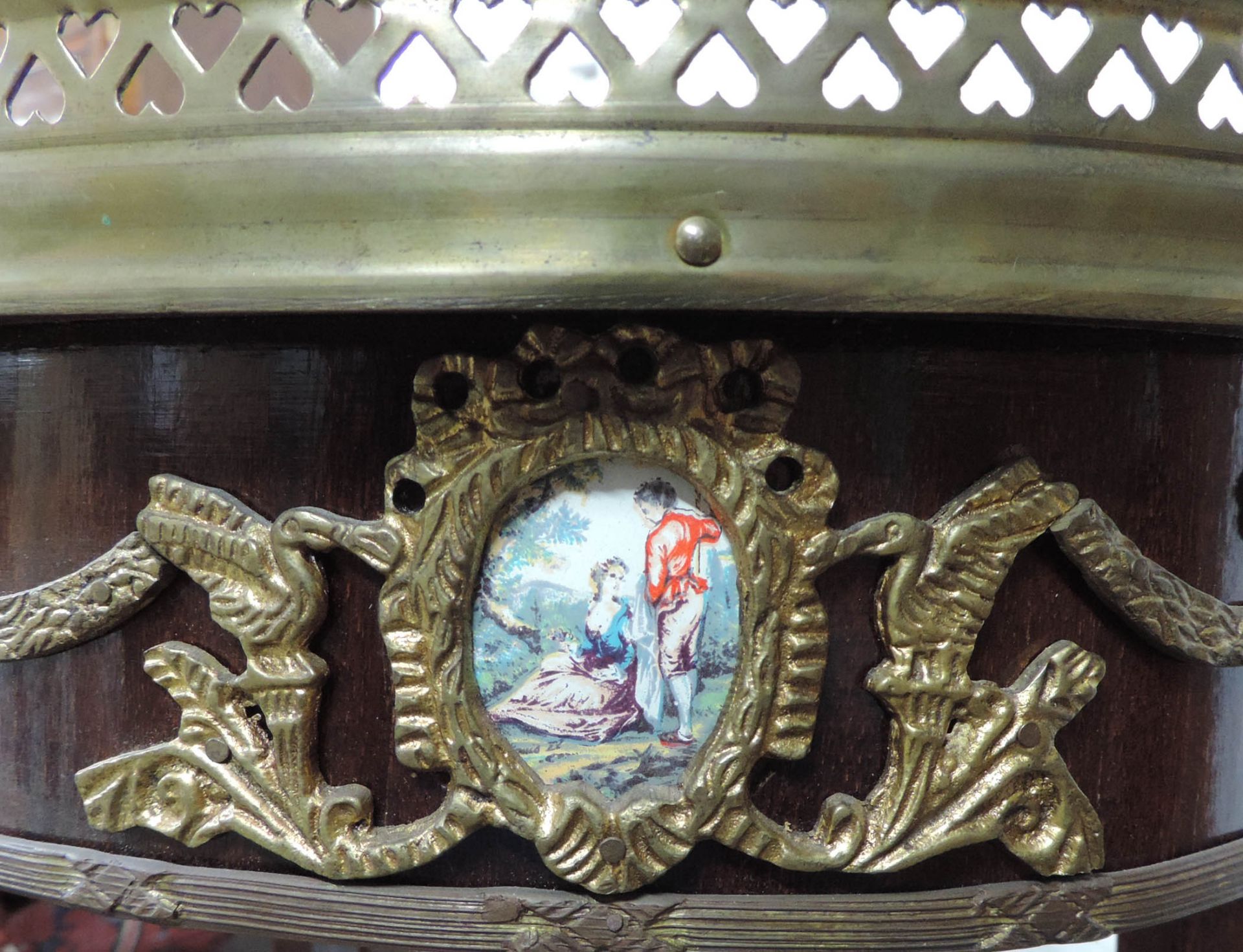 High side table. Louis XV style. Some rosewood?77 cm x 63 cm x 37 cm.Hohes Beistelltischchen. - Bild 8 aus 9