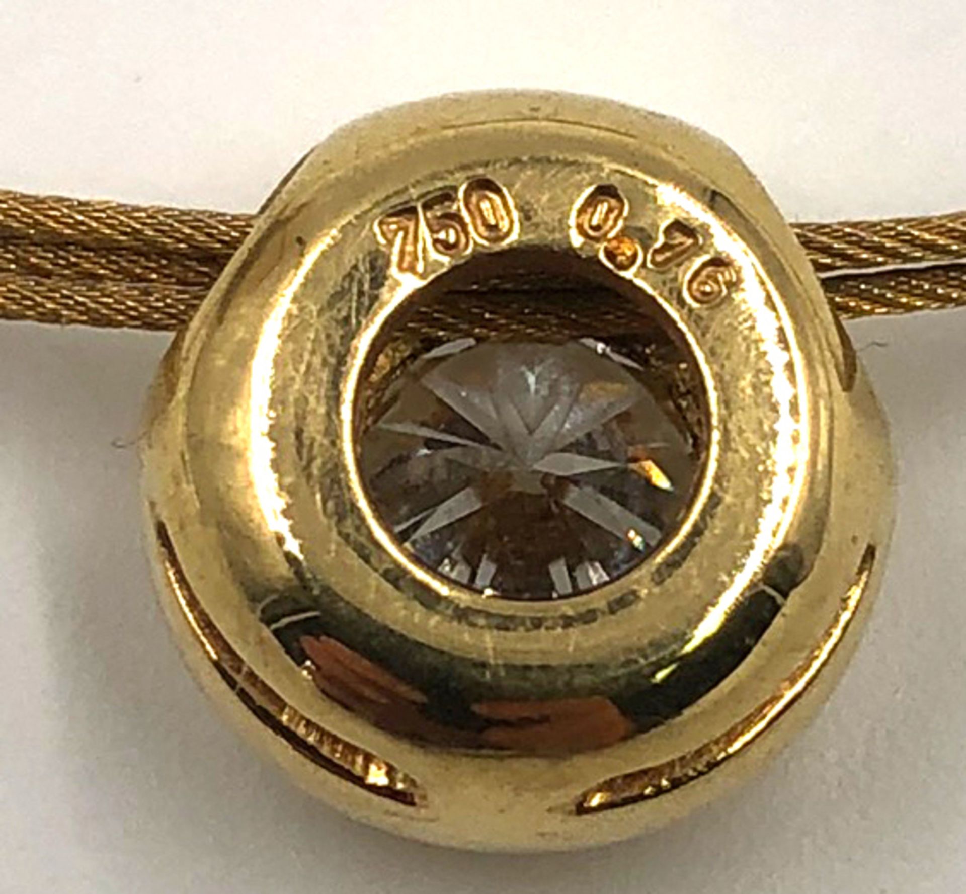750 gold pendant. Brilliant 0.76. Stamp.On a neutral 3-strand necklace. Diamond judged white, Si. - Bild 4 aus 7