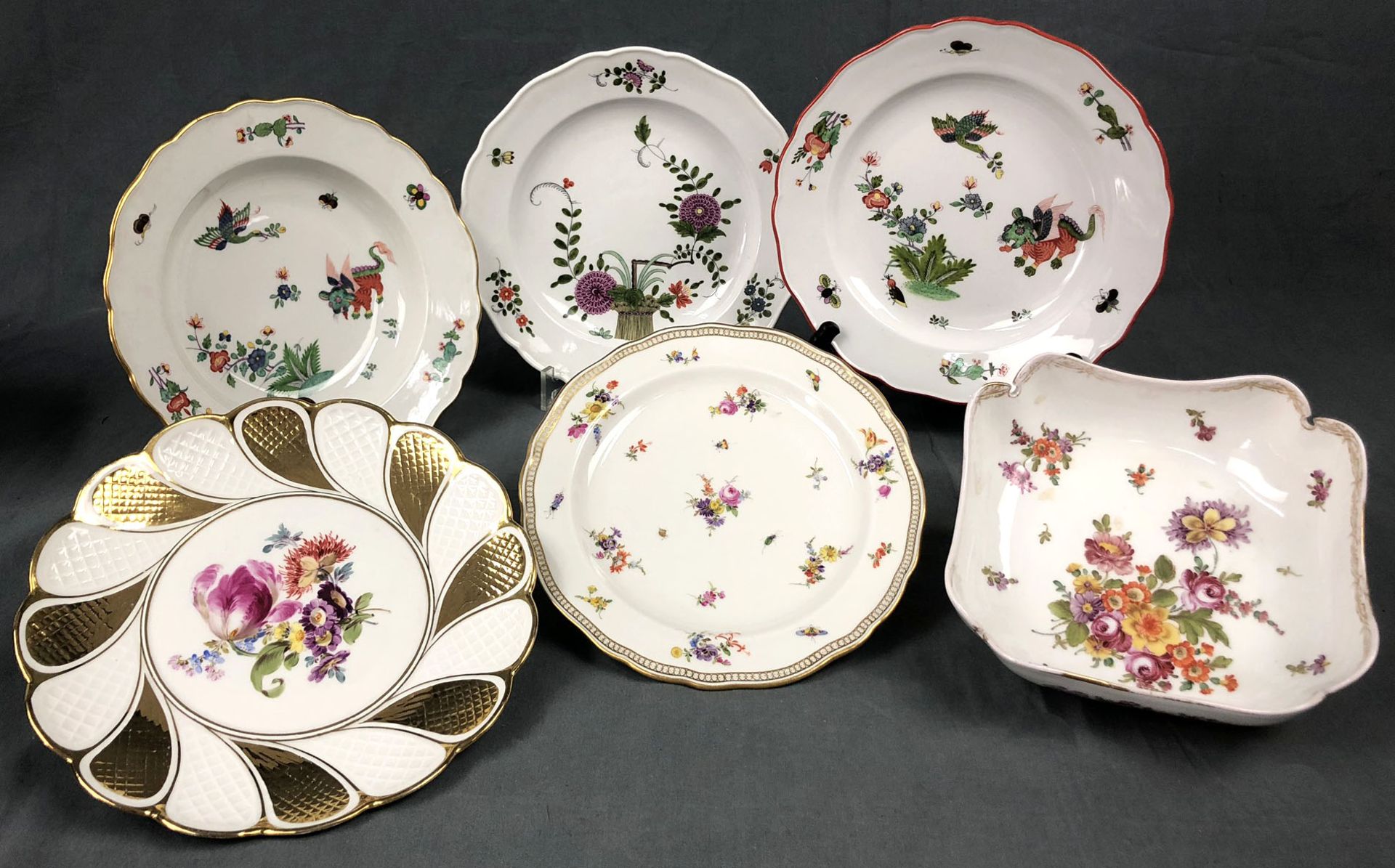 5 plates and a bowl, Meissen. Knaufzeit? Porcelain.Up to 24.5 cm in diameter. With abrasive lines,