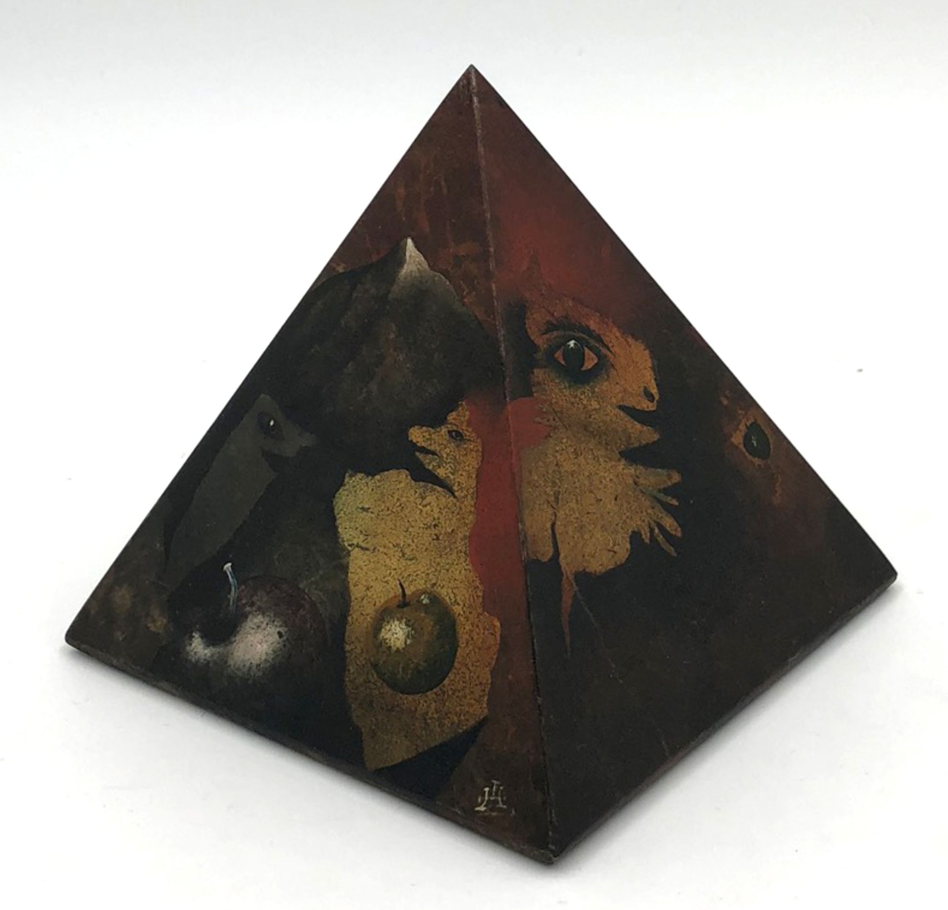 Horst G. LOEWEL (1939 -). ''Die Teidepyramide''.15 cm x 15 x 15 cm. Sculpture. Oil on stone.