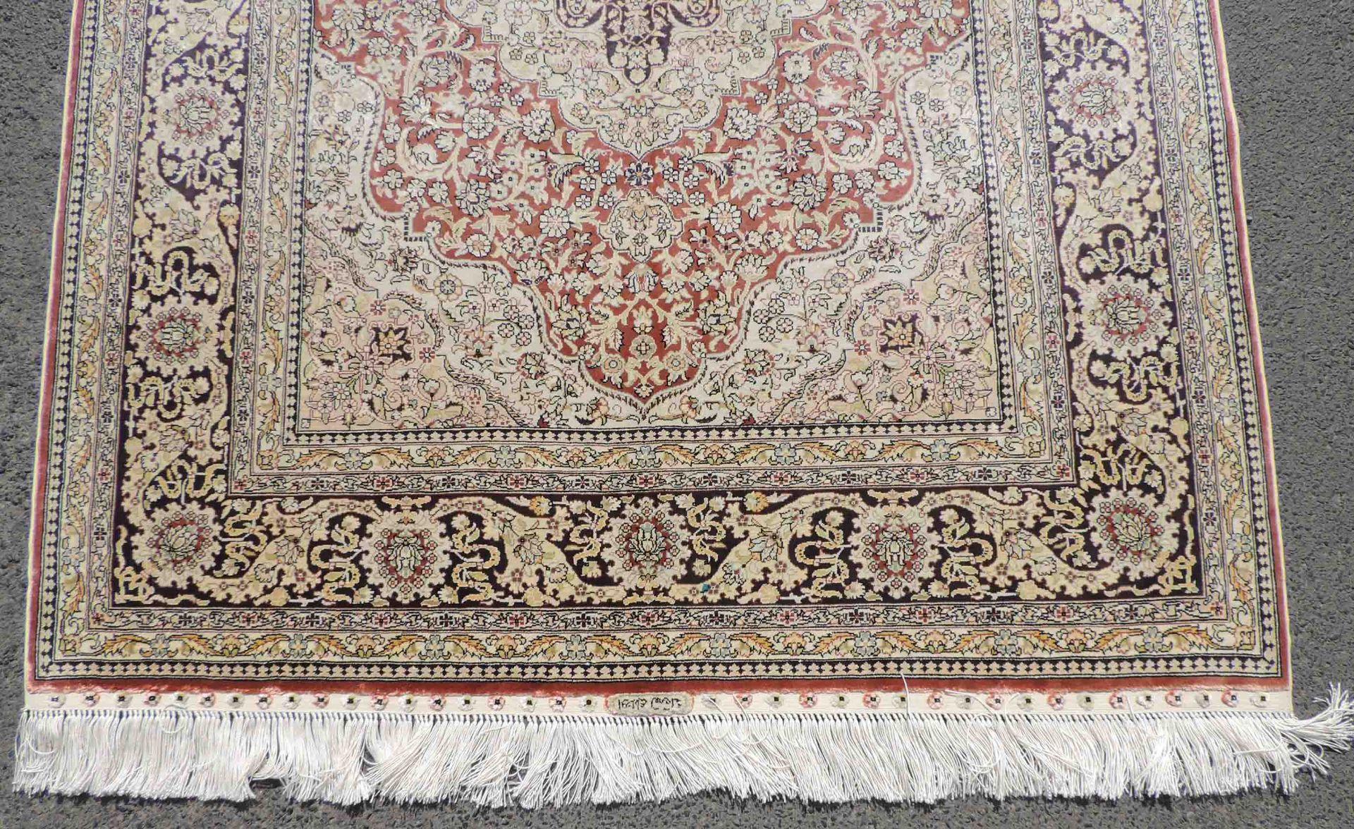 Hereke silk rug. Turkey. Signed. Extremely fine weave.146 cm x 105 cm. Knotted by hand. Silk on - Bild 3 aus 10