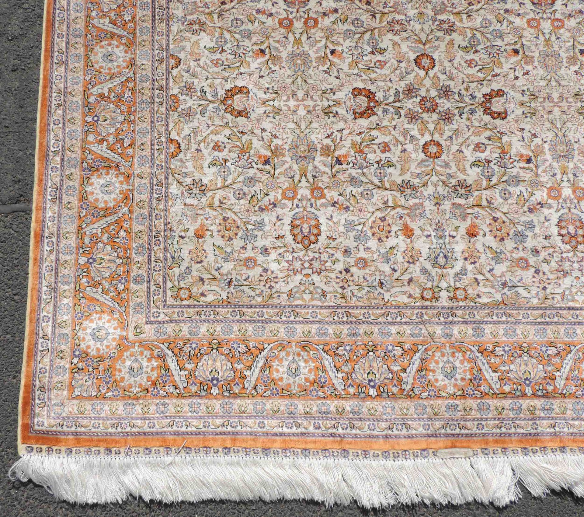 Hereke silk rug. Turkey. Signed. Extremely fine weave.180 cm x 128 cm. Knotted by hand. Silk on - Image 4 of 11