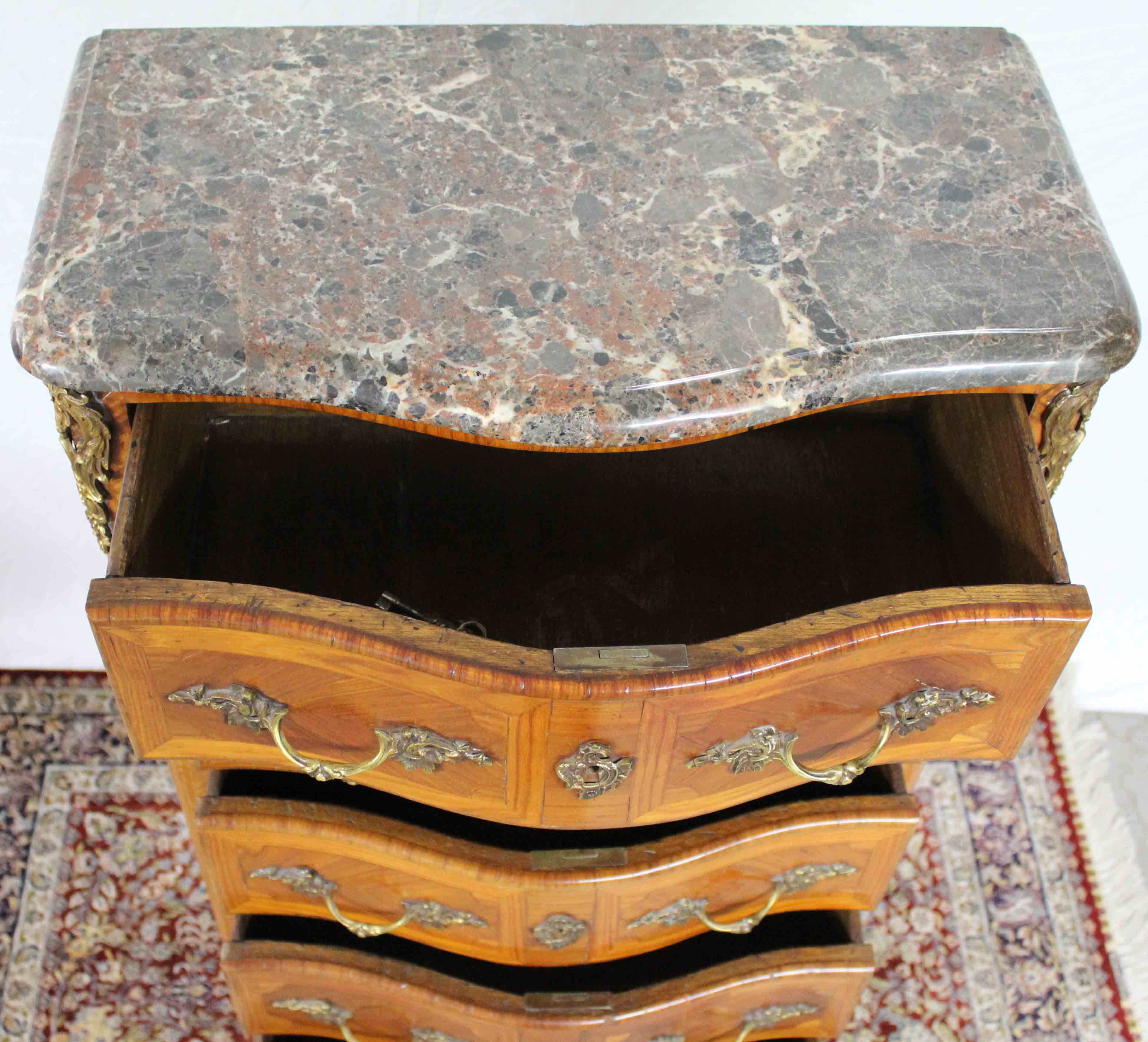 Tall chest of drawers with 6 drawers and marble top. Louis XV style.125 cm x 63 cm x 36 cm.Hohe - Image 2 of 5