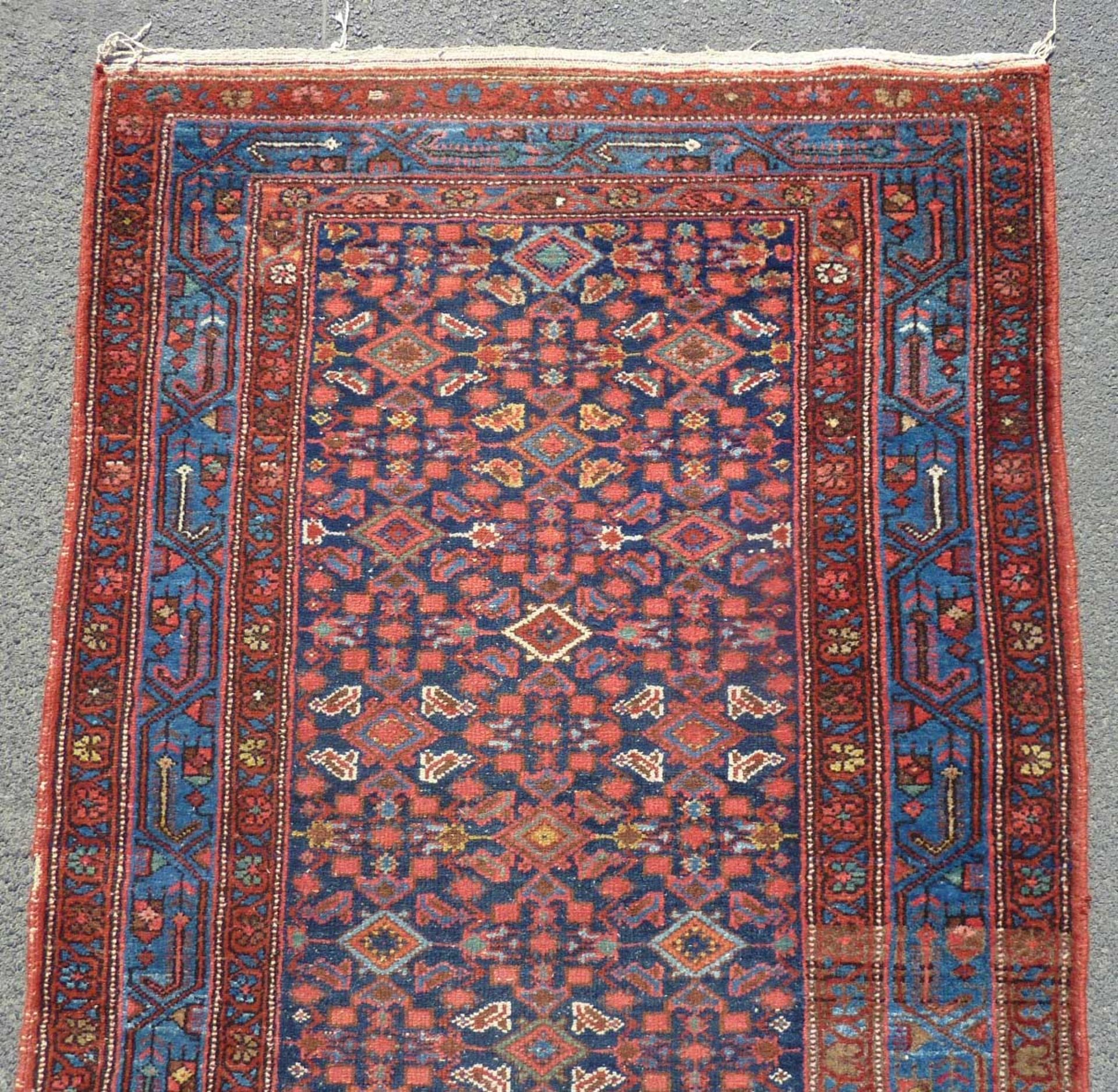 Hamadan Persian rug. Runner. Iran. Old, around 1930.499 cm x 105 cm. Knotted by hand. Wool on - Bild 8 aus 9