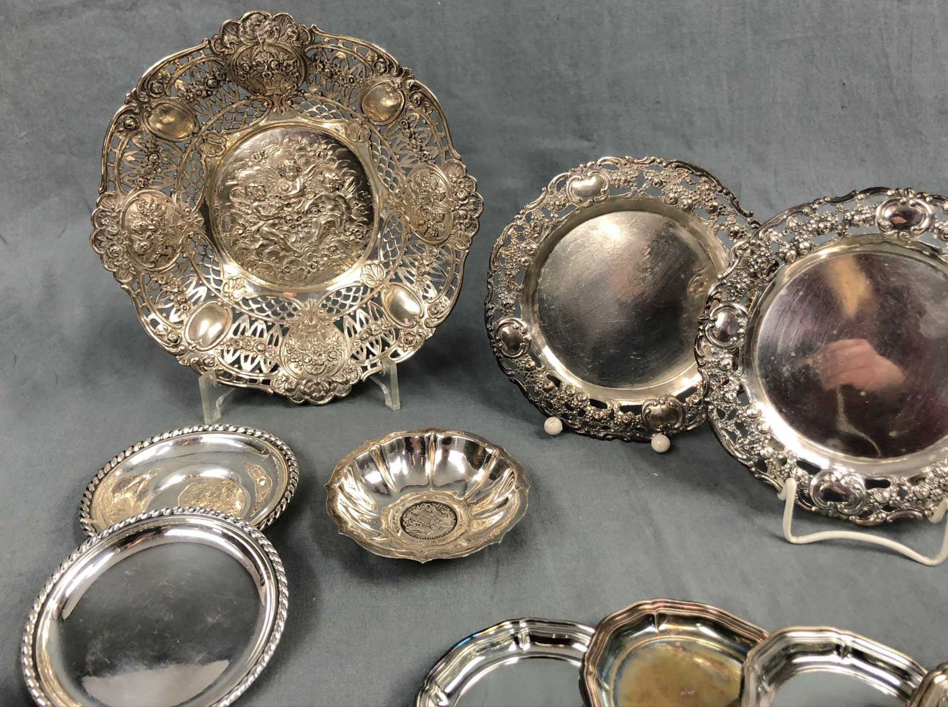 Silver. Plates, coasters and bowls.2176 grams. Up to 22 cm in diameter. Also 2 small coin bowls, ( - Image 6 of 13