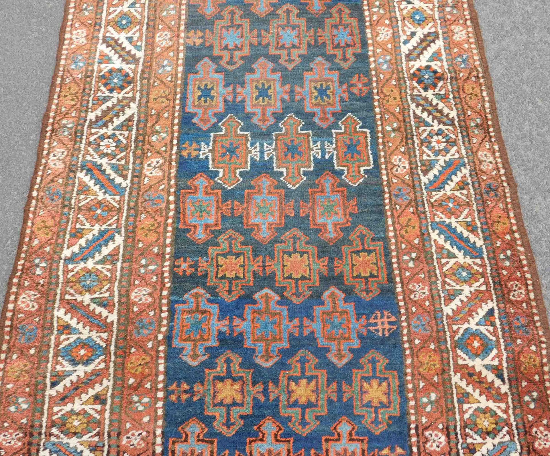 Heriz Persian rug. Runner. Iran. Antique, around 1912-1913.Knotted by hand. Wool on wool. Probably - Image 5 of 8