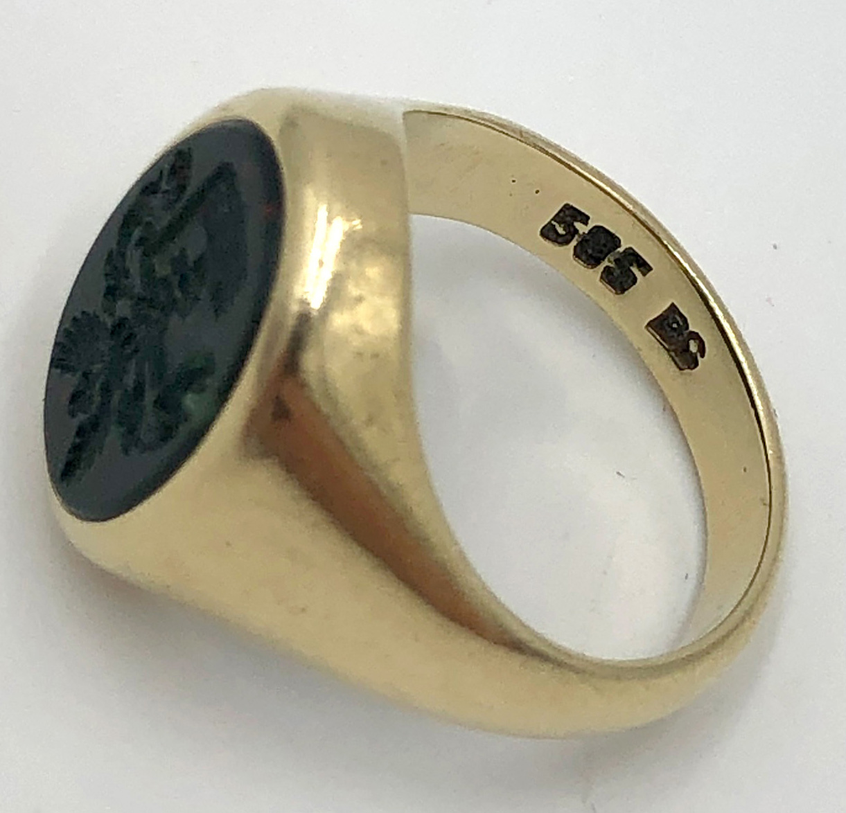 585 gold. Signet ring with onyx, engraved with a coat of arms.4.8 grams gross. 15 mm inner diameter. - Bild 4 aus 7