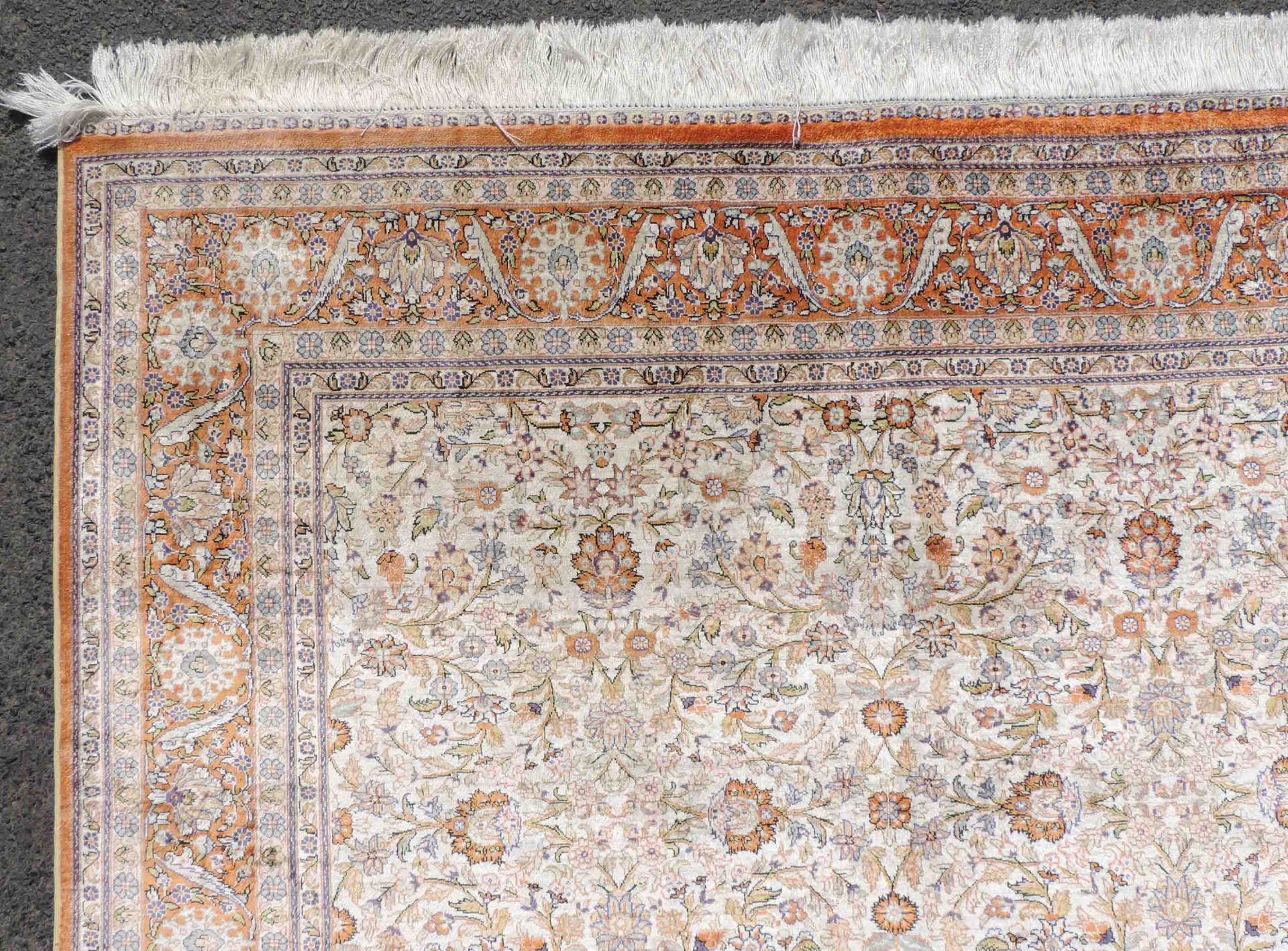 Hereke silk rug. Turkey. Signed. Extremely fine weave.180 cm x 128 cm. Knotted by hand. Silk on - Image 8 of 11