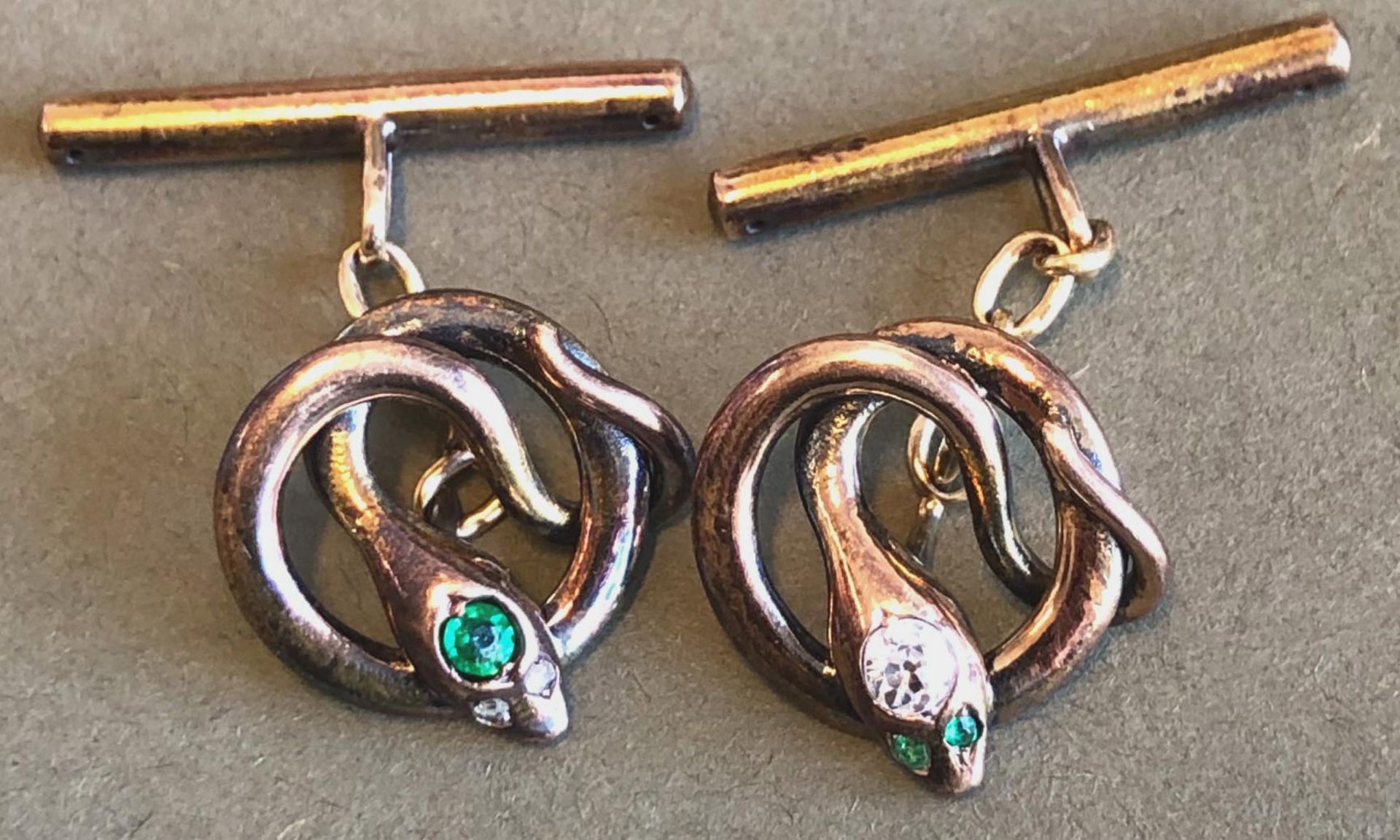 Cufflinks. Gold. Snake motif. 8.5 grams total weight.Total weight: 8.5 grams. Pen 585. Snake 750.