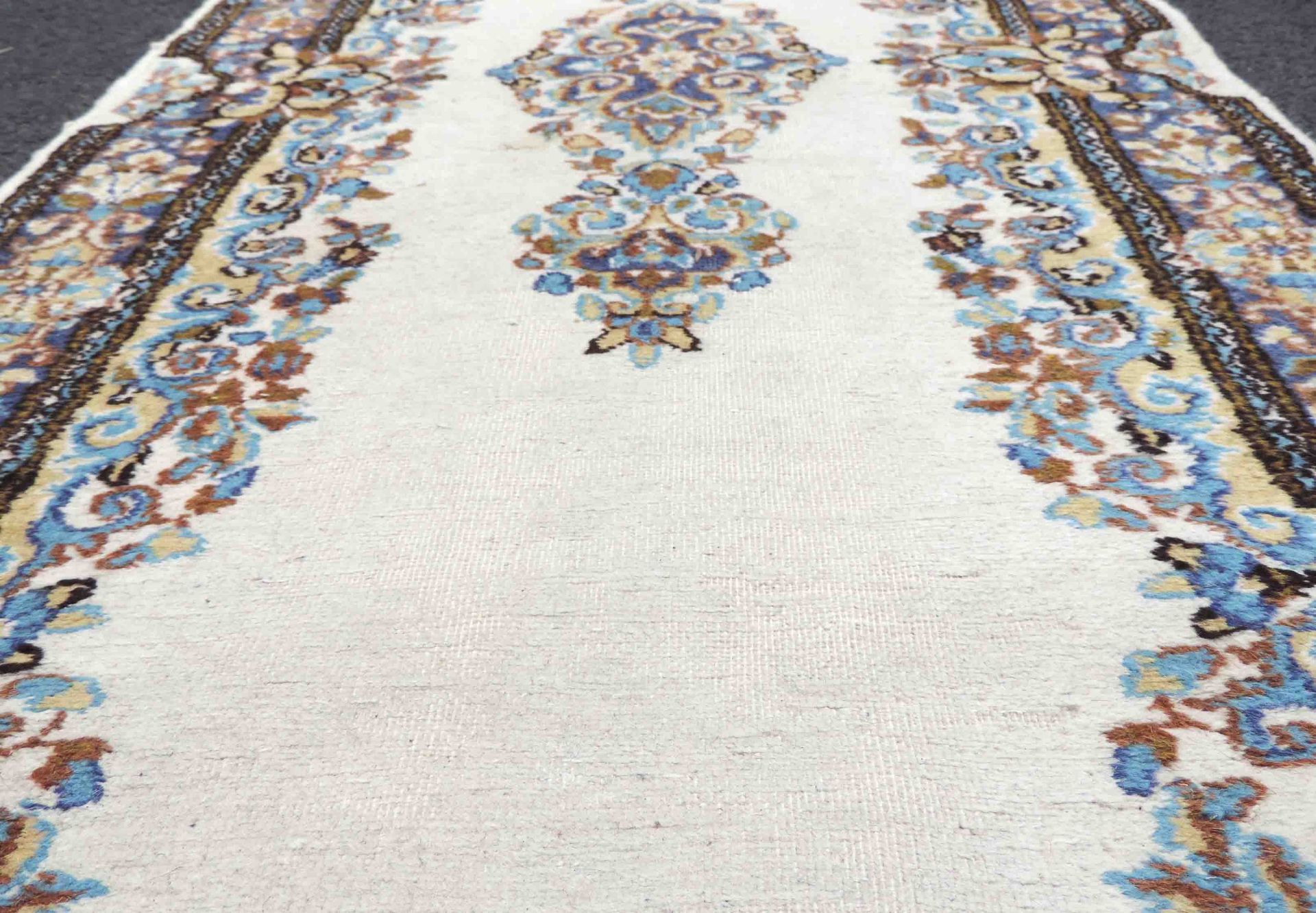 Kirman Persian rug. Narrow runner. Iran.370 cm x 63 cm. Knotted by hand. Wool on cotton. No shipping - Image 8 of 9