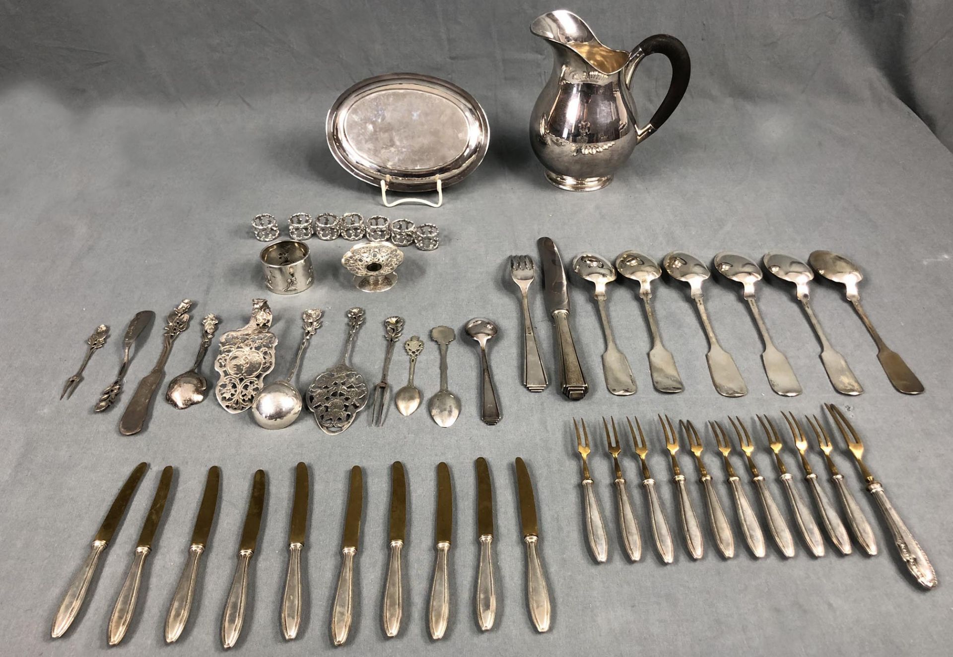Silver. Some items Sterling.(12 + 13 + 15 + 41). 3084 grams gross. In addition 2 boxes.Silber. - Bild 12 aus 14