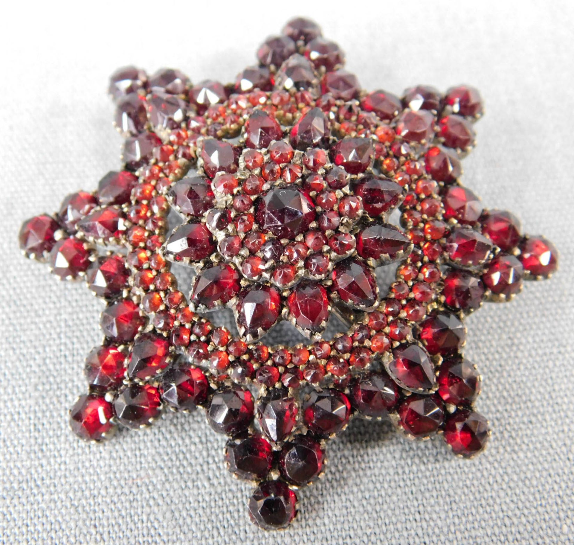 Garnet jewelry. Breast star, Papillon brooch, ring.The breast star 49 mm in diameter. Historical - Bild 2 aus 6