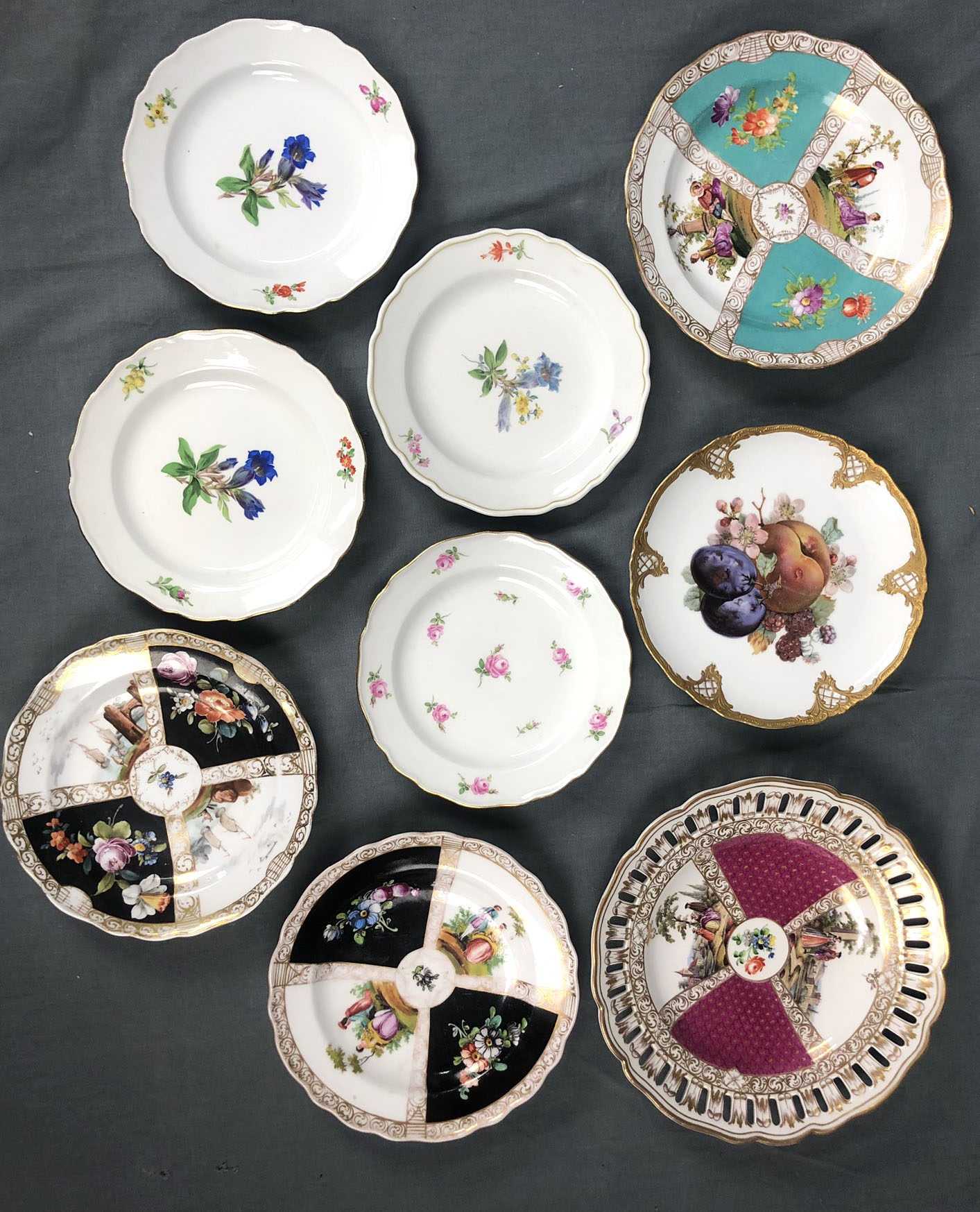 9 plates of porcelain. Meissen, '' AR '', Fürstenberg, Dresden.Up to 23.5 cm in diameter. With