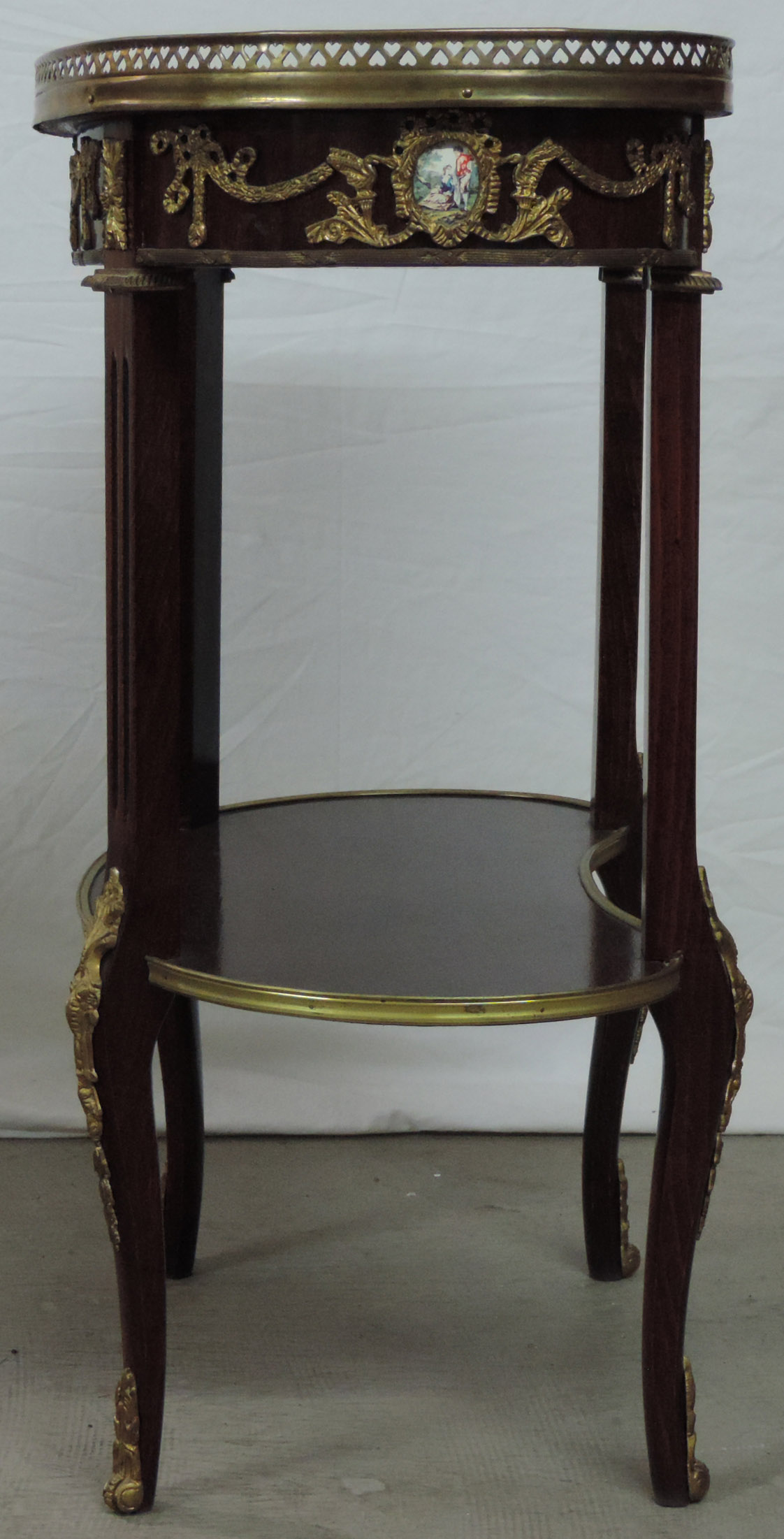 High side table. Louis XV style. Some rosewood?77 cm x 63 cm x 37 cm.Hohes Beistelltischchen. - Image 5 of 9