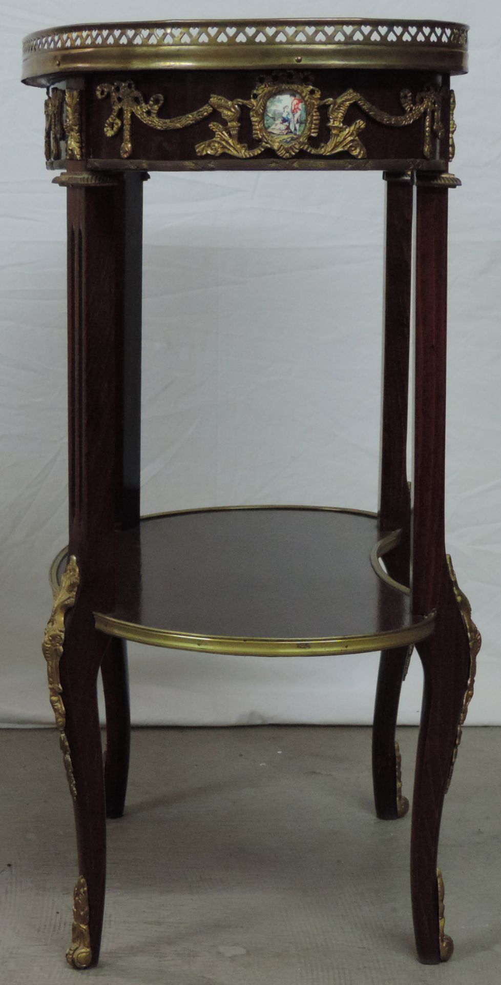 High side table. Louis XV style. Some rosewood?77 cm x 63 cm x 37 cm.Hohes Beistelltischchen. - Bild 5 aus 9