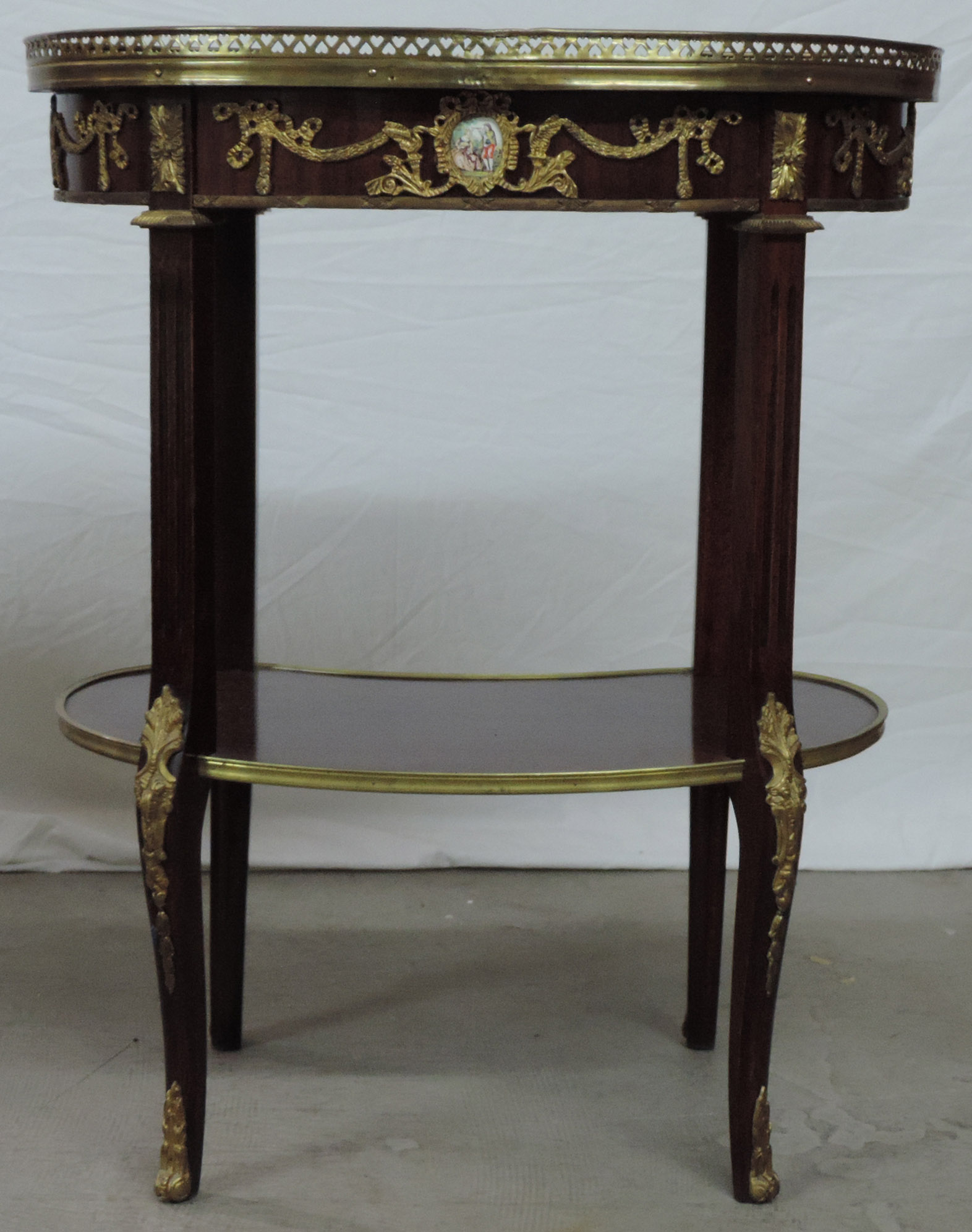 High side table. Louis XV style. Some rosewood?77 cm x 63 cm x 37 cm.Hohes Beistelltischchen. - Image 4 of 9