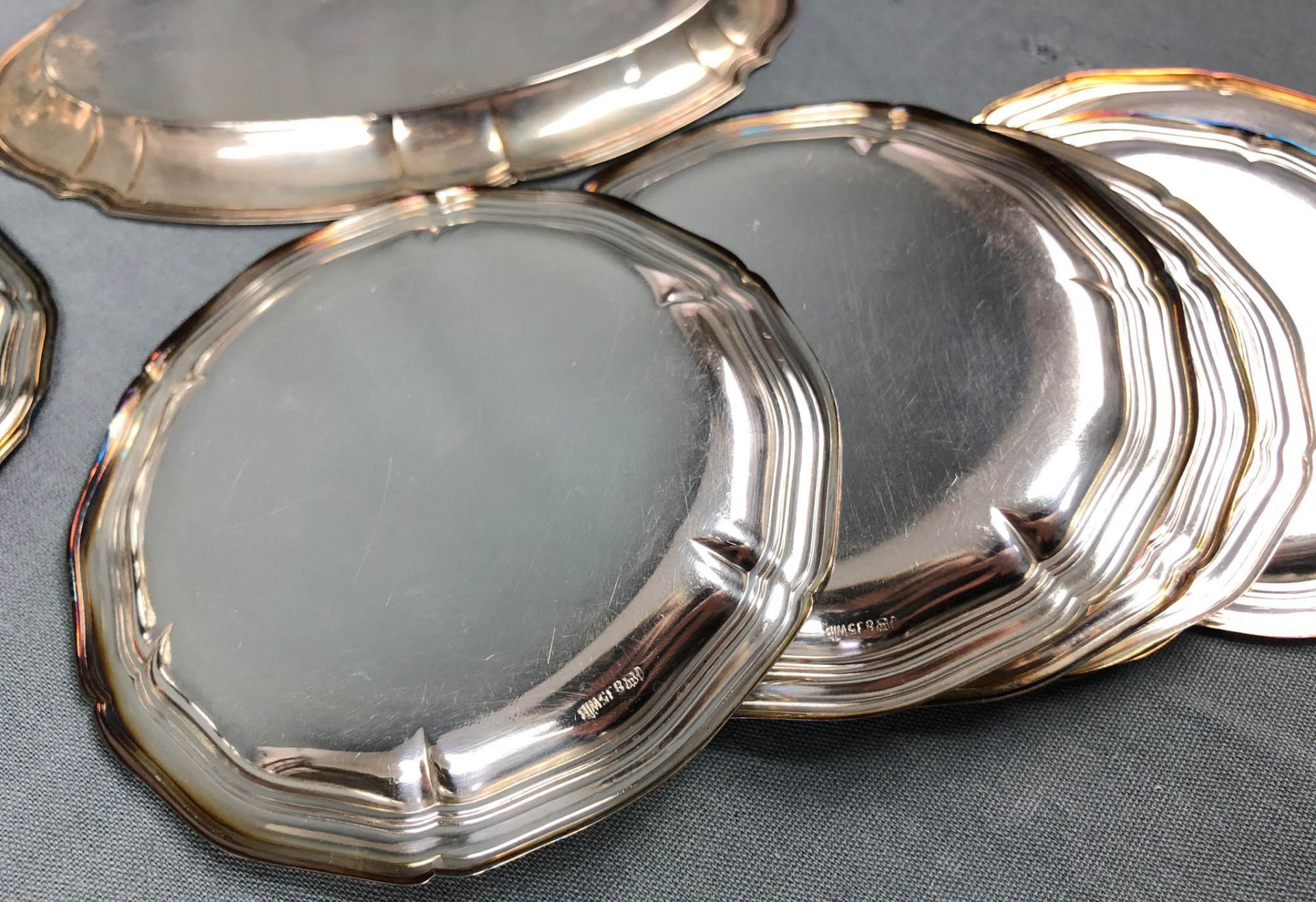 Silver. Plates, coasters and bowls.2176 grams. Up to 22 cm in diameter. Also 2 small coin bowls, ( - Image 10 of 13