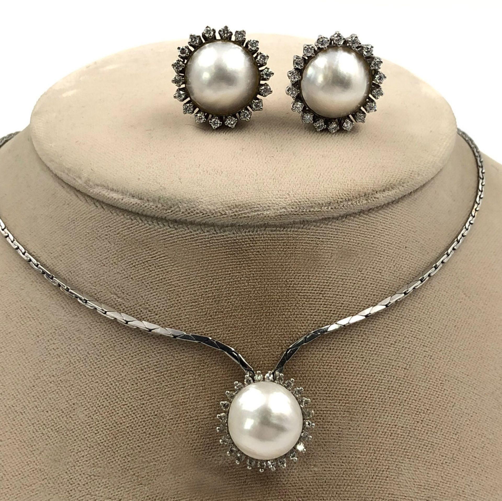 White gold 585. Necklace and 2 ear studs. Pearls probably Mabe. Diamonds.The diamonds together total