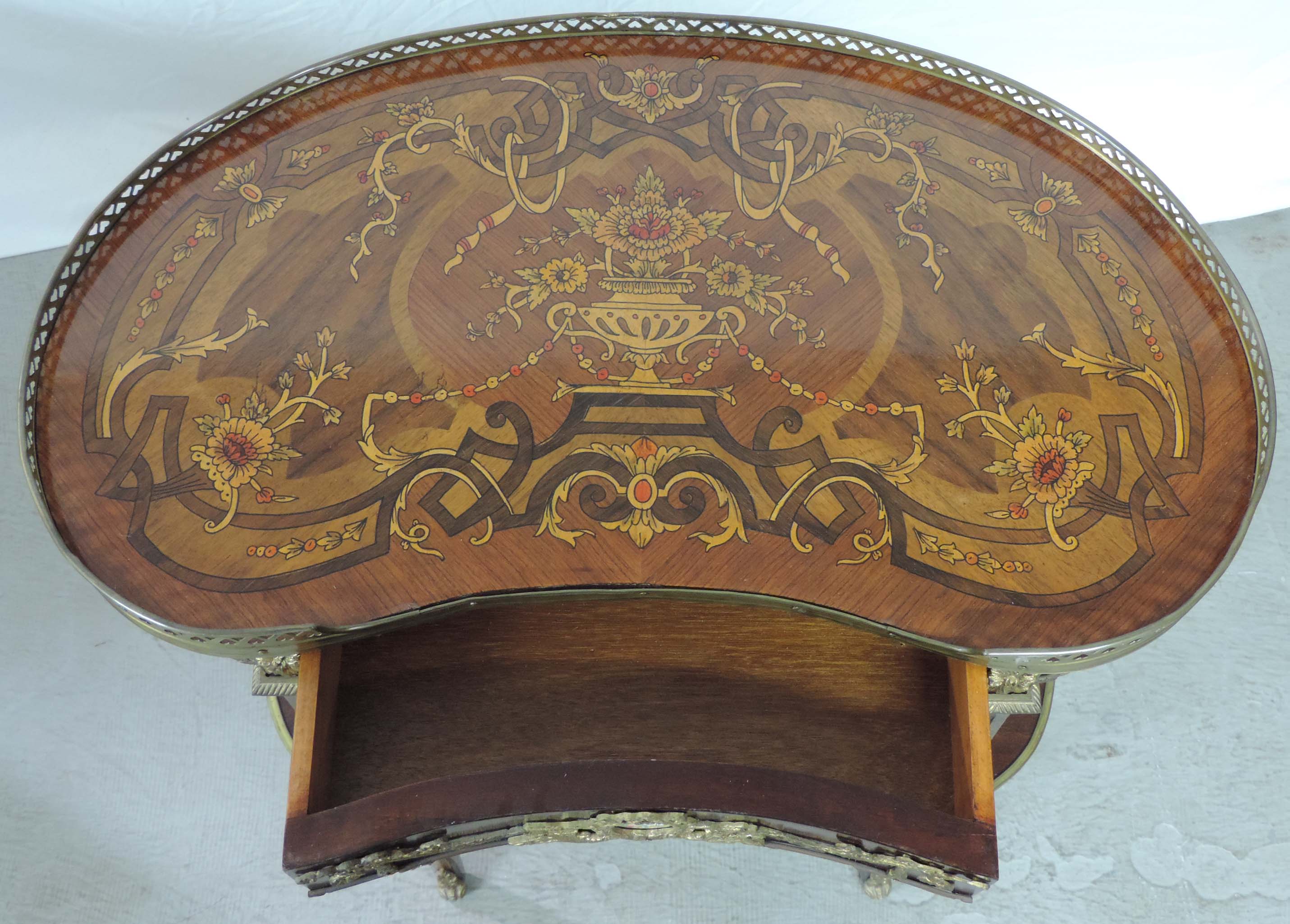 High side table. Louis XV style. Some rosewood?77 cm x 63 cm x 37 cm.Hohes Beistelltischchen. - Image 2 of 9