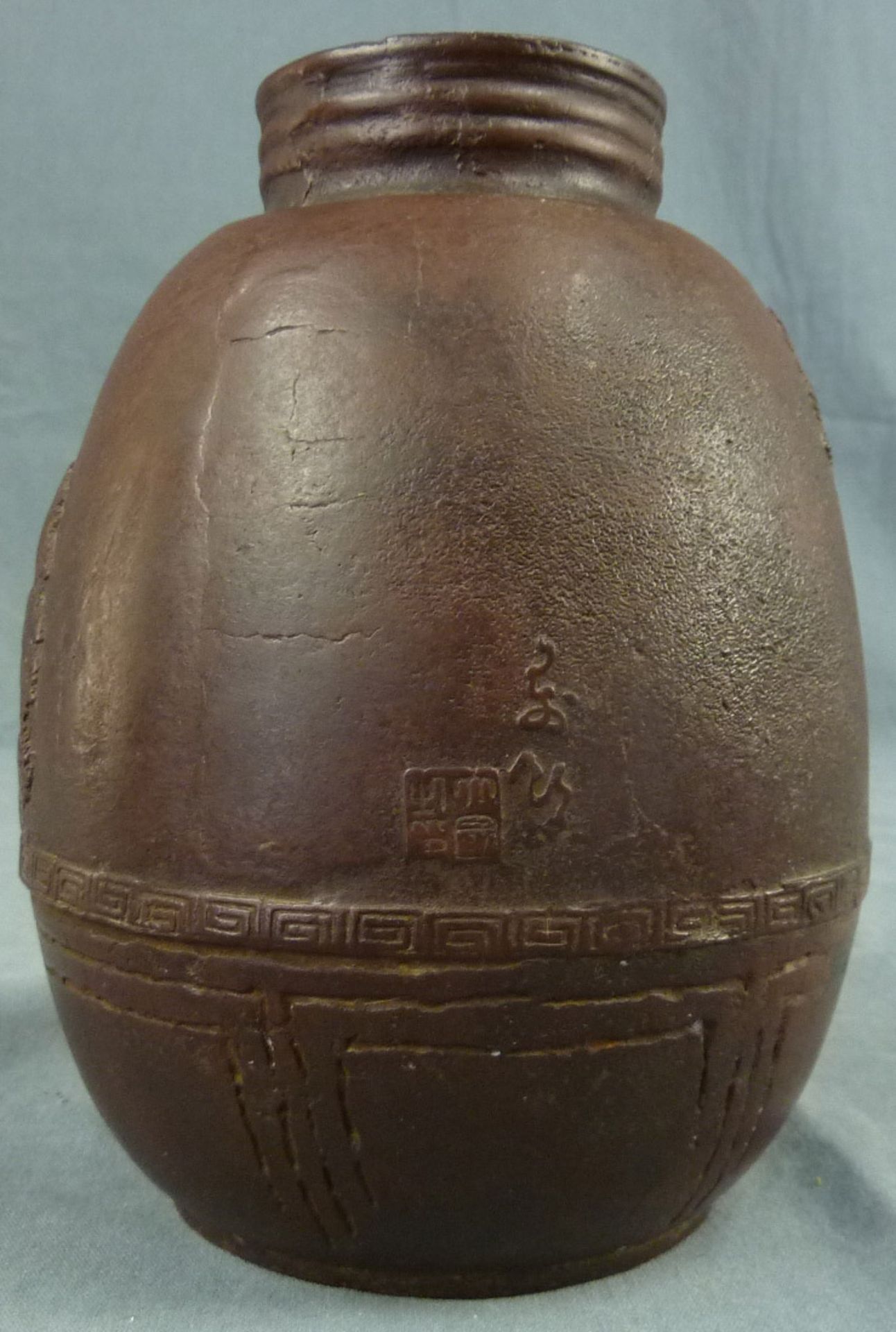 Vase. China / Japan? Bronzed. Inscriptions. Cast iron?17 cm high.Vase. Wohl China / Japan. - Bild 4 aus 8
