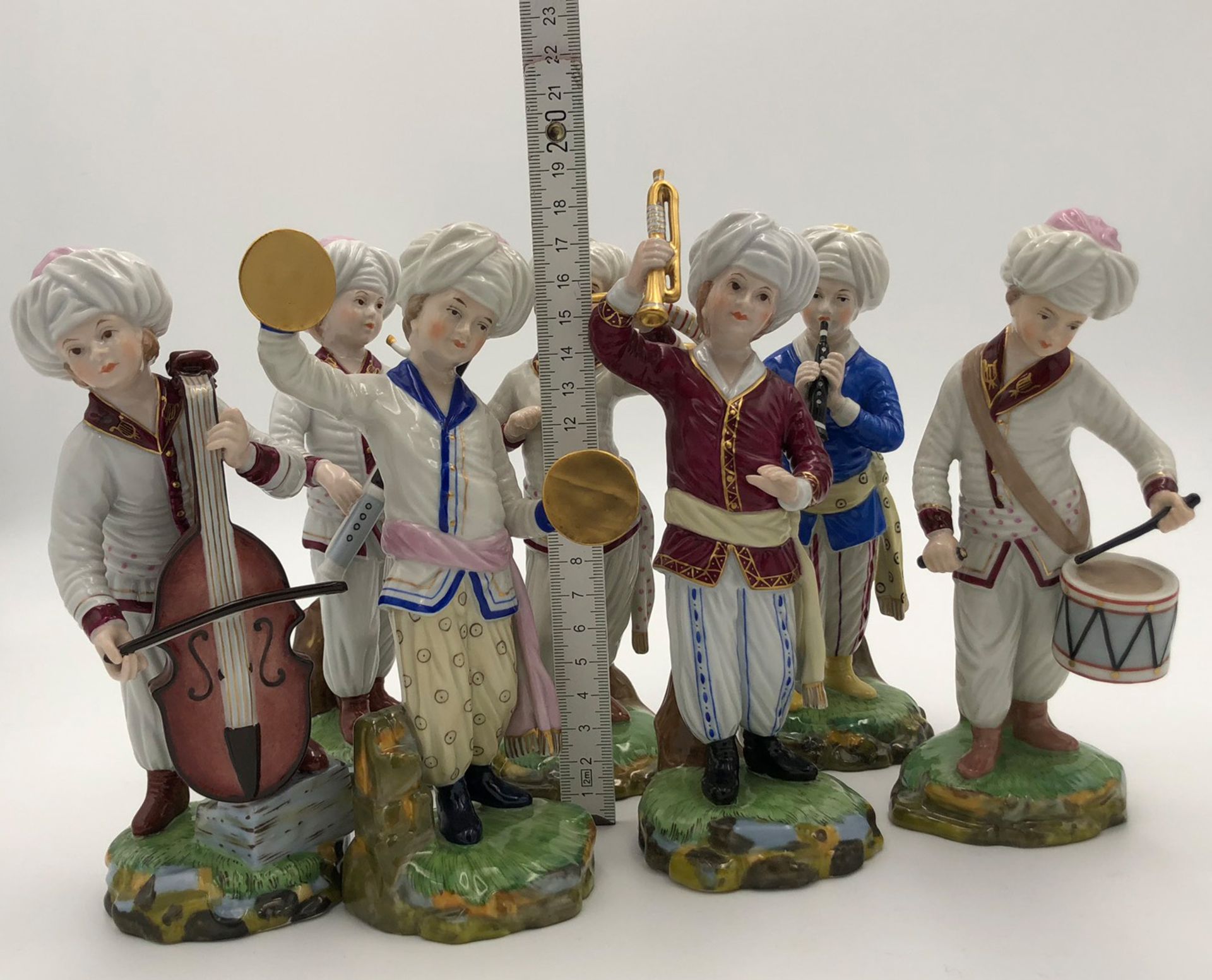 Höchst porcelain. 7 figures from the Türkenkapelle.17 cm to 19 cm high.Höchst Porzellan. 7 Figuren - Bild 2 aus 10