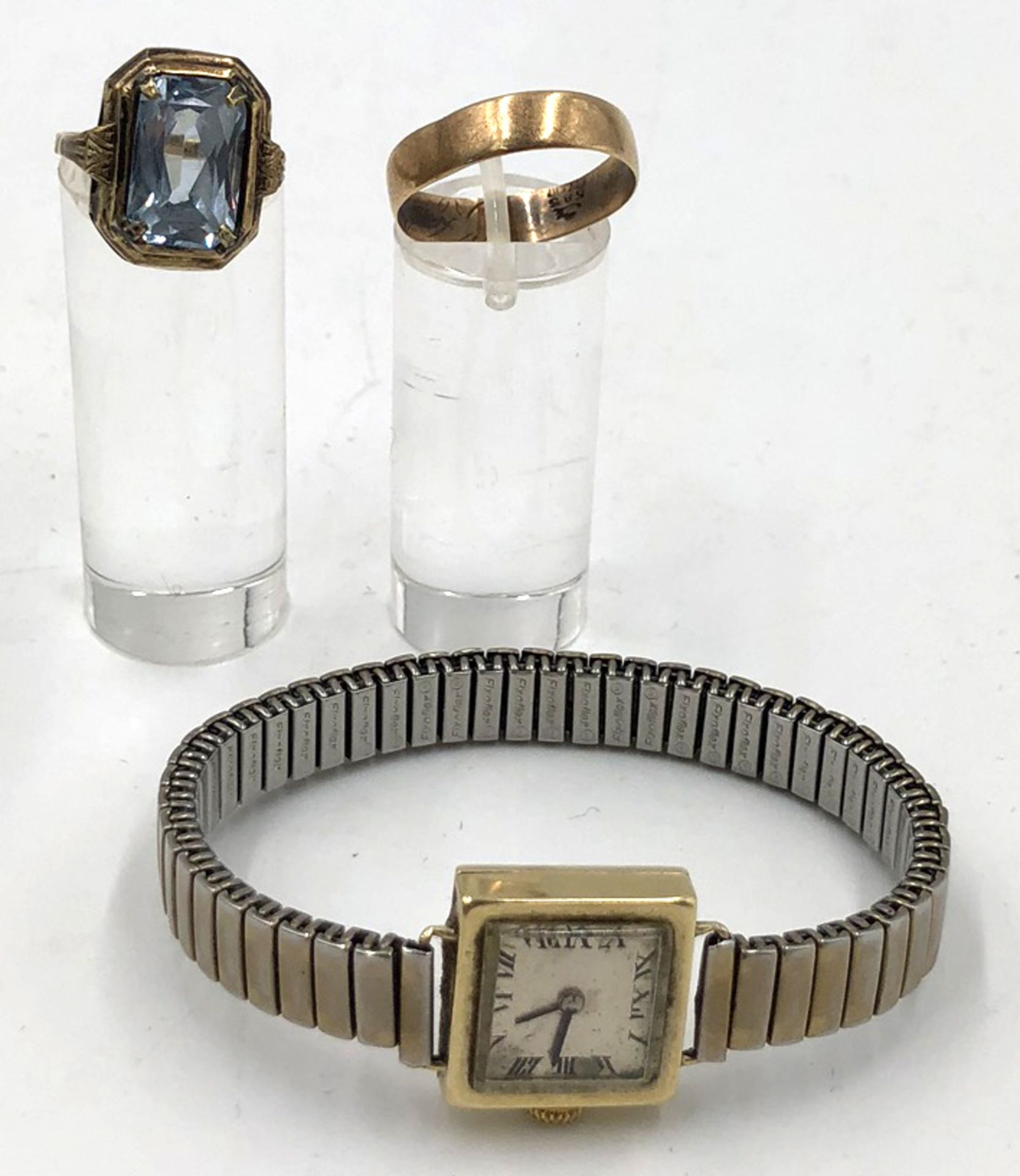 585 - 14 carat gold. Ring with topaz? Wedding ring. Wrist watch.The ring with the blue Art Nouveau