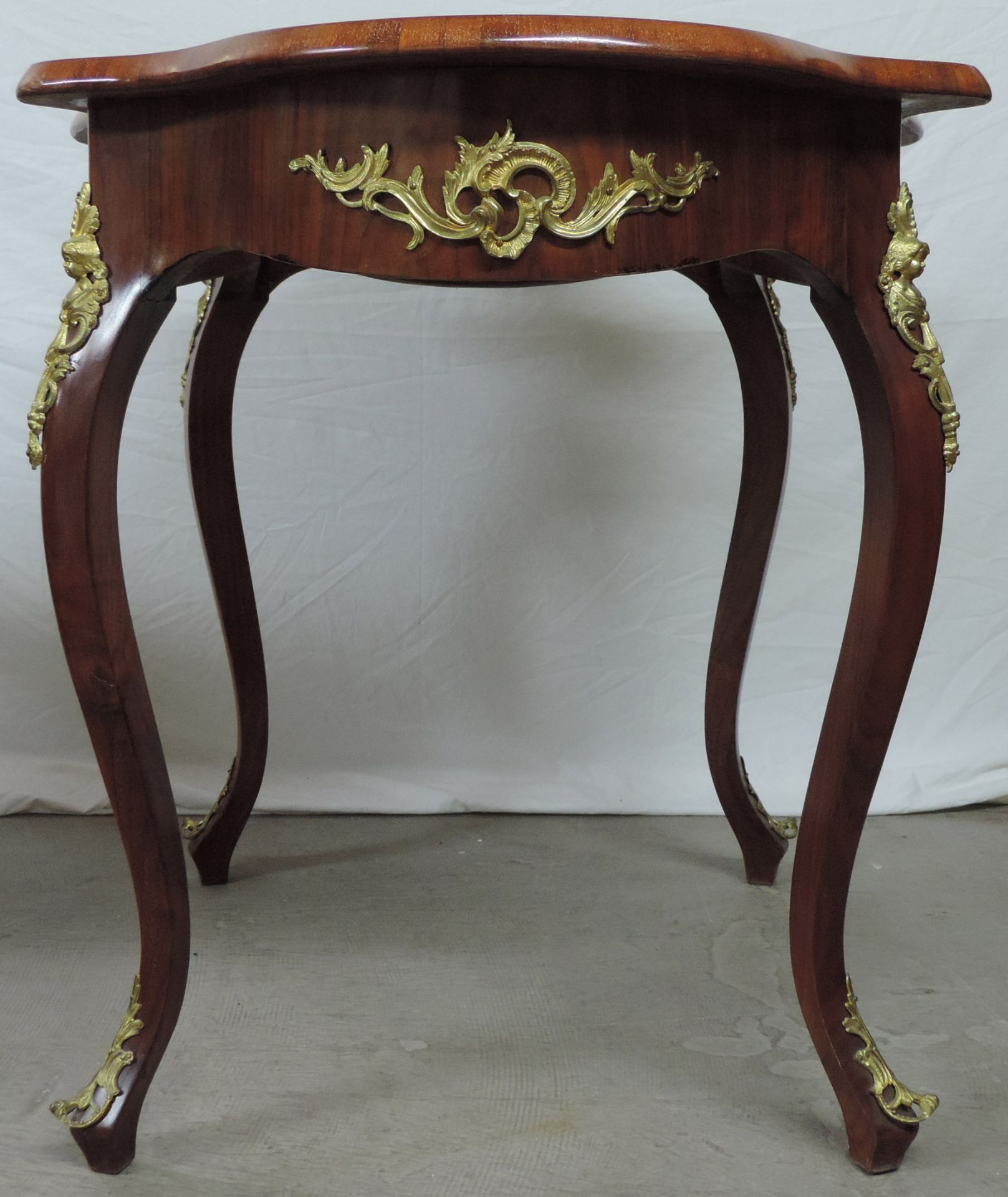 Table. Louis XVI - Stiel.77 cm x 111 cm x 71 cm. Walnut? Burl wood.Tisch. Louis XVI - Stil.77 cm x - Image 2 of 9