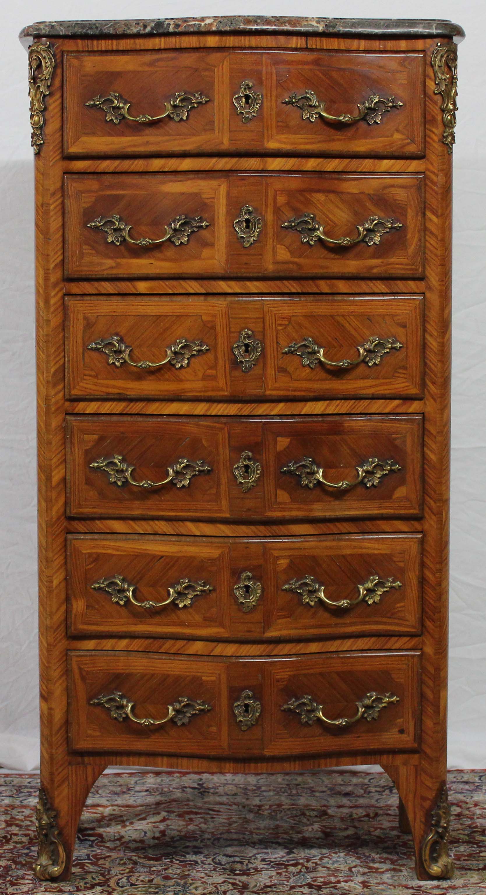 Tall chest of drawers with 6 drawers and marble top. Louis XV style.125 cm x 63 cm x 36 cm.Hohe