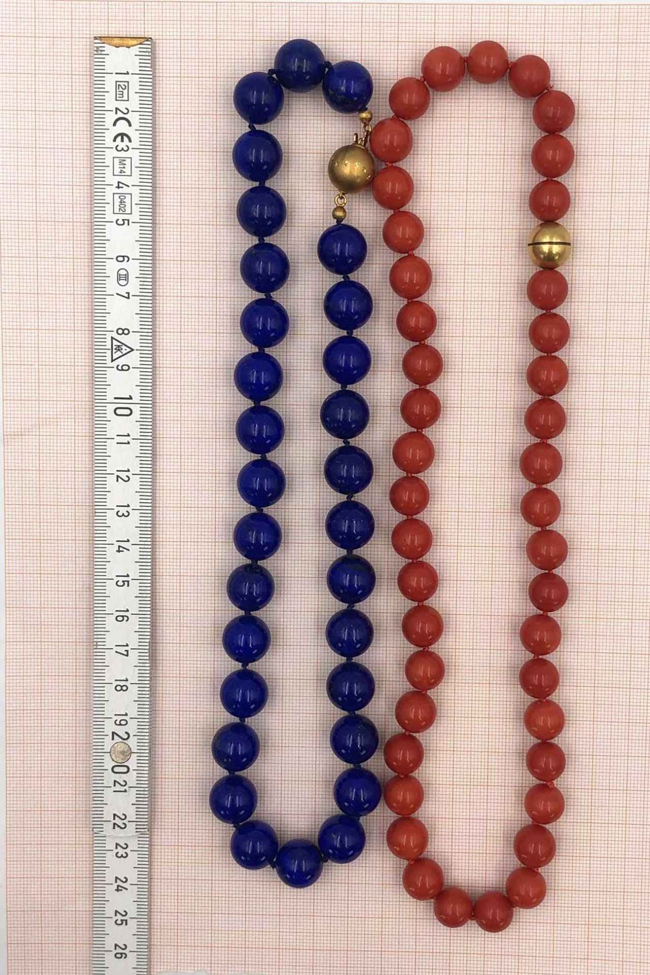 2 necklaces. 750 gold clasps. Lapis lazuli. Red semi-precious stone.2 Colliers. Verschlüsse Gold - Image 5 of 6