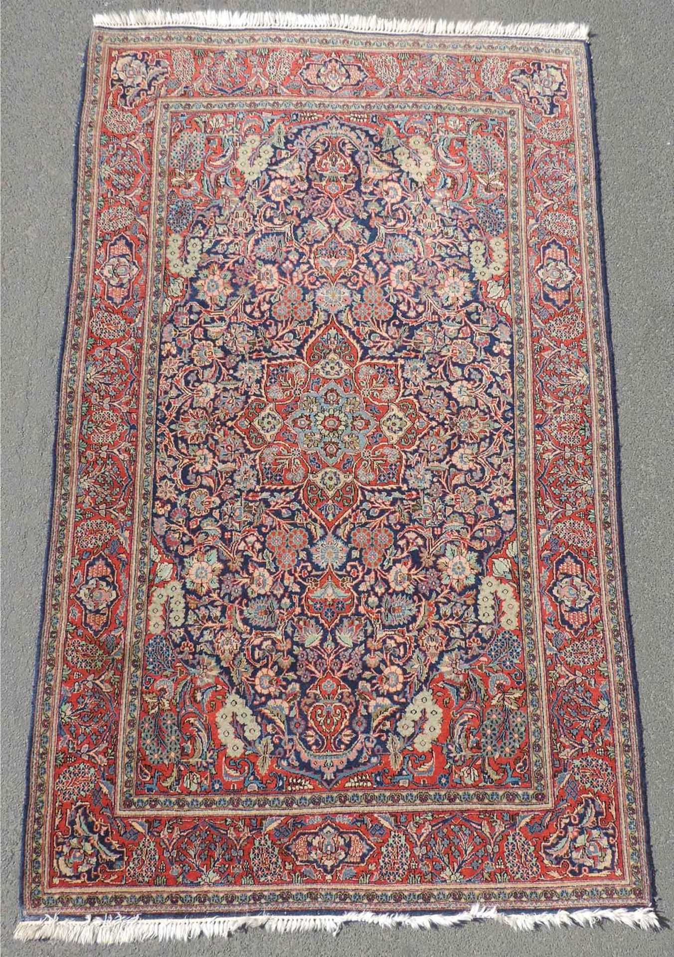 Keschan Persian rug. Iran. Old, circa 80 years. Fine weave.221 cm x 134 cm. Knotted by hand. Cork