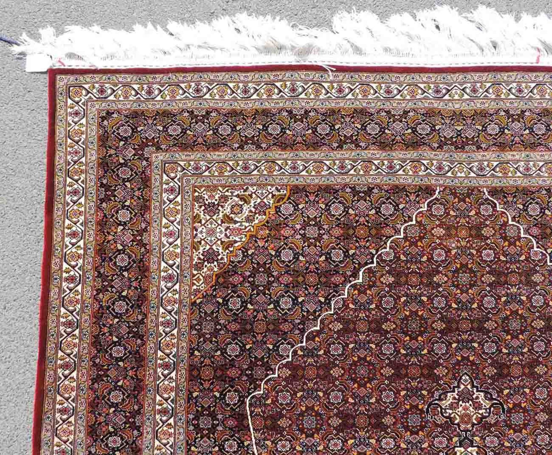 Keschan carpet. Silk. Extremely fine weave.201 cm 157 cm. Knotted by hand. Silk on silk. Probably - Image 6 of 9