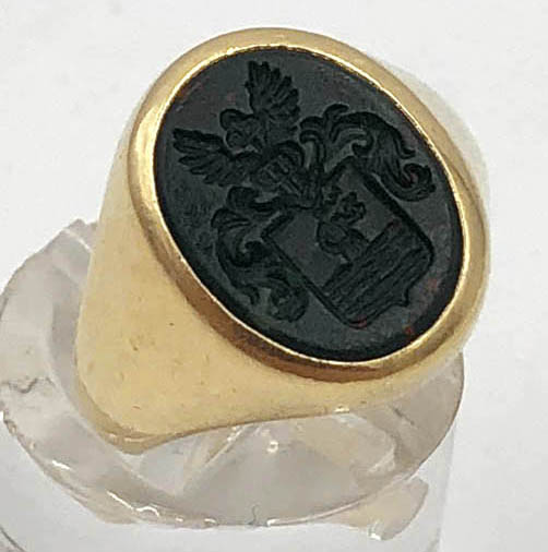 585 gold. Signet ring with onyx, engraved with a coat of arms.4.8 grams gross. 15 mm inner diameter.