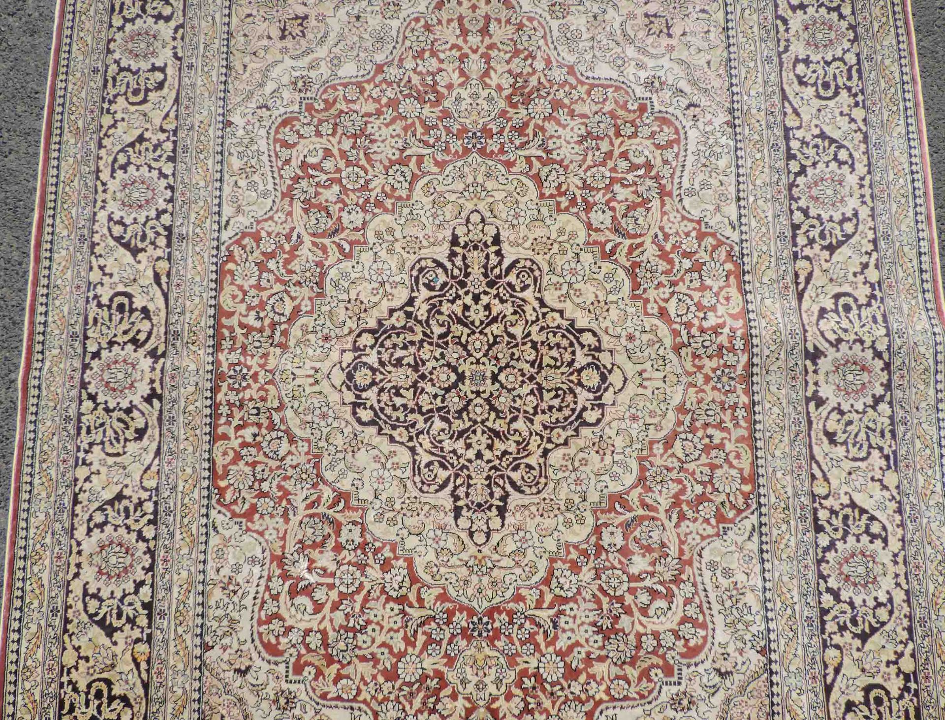 Hereke silk rug. Turkey. Signed. Extremely fine weave.146 cm x 105 cm. Knotted by hand. Silk on - Bild 4 aus 10