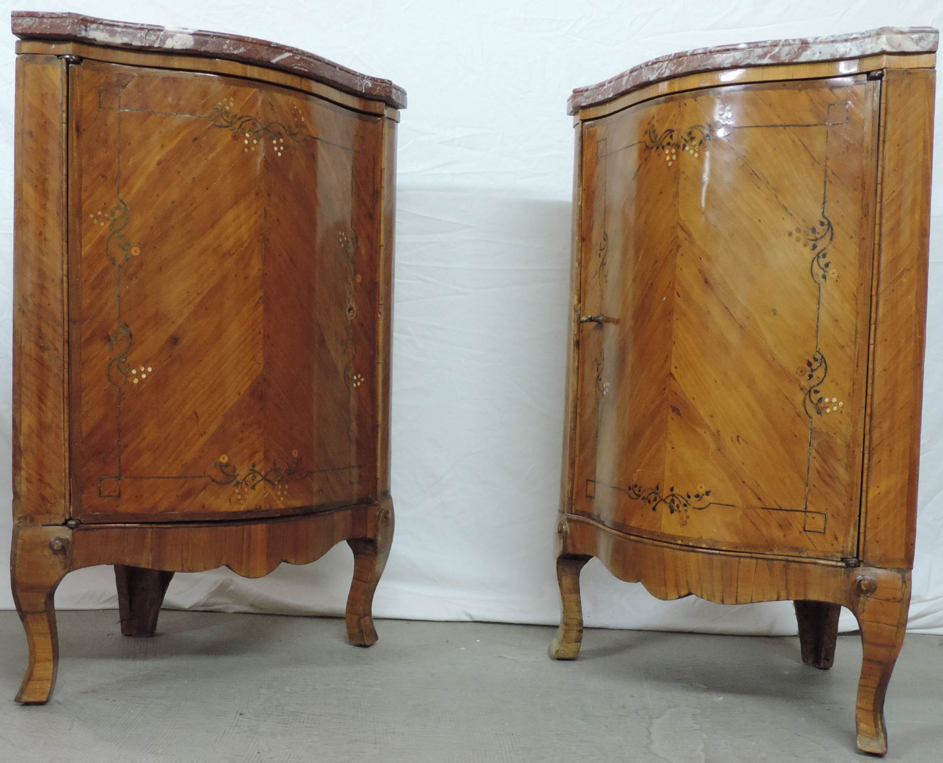 2 corner cabinets. Around 1800. Probably France. Ebonized. Marble tops.Each 81 cm high. Thigh length