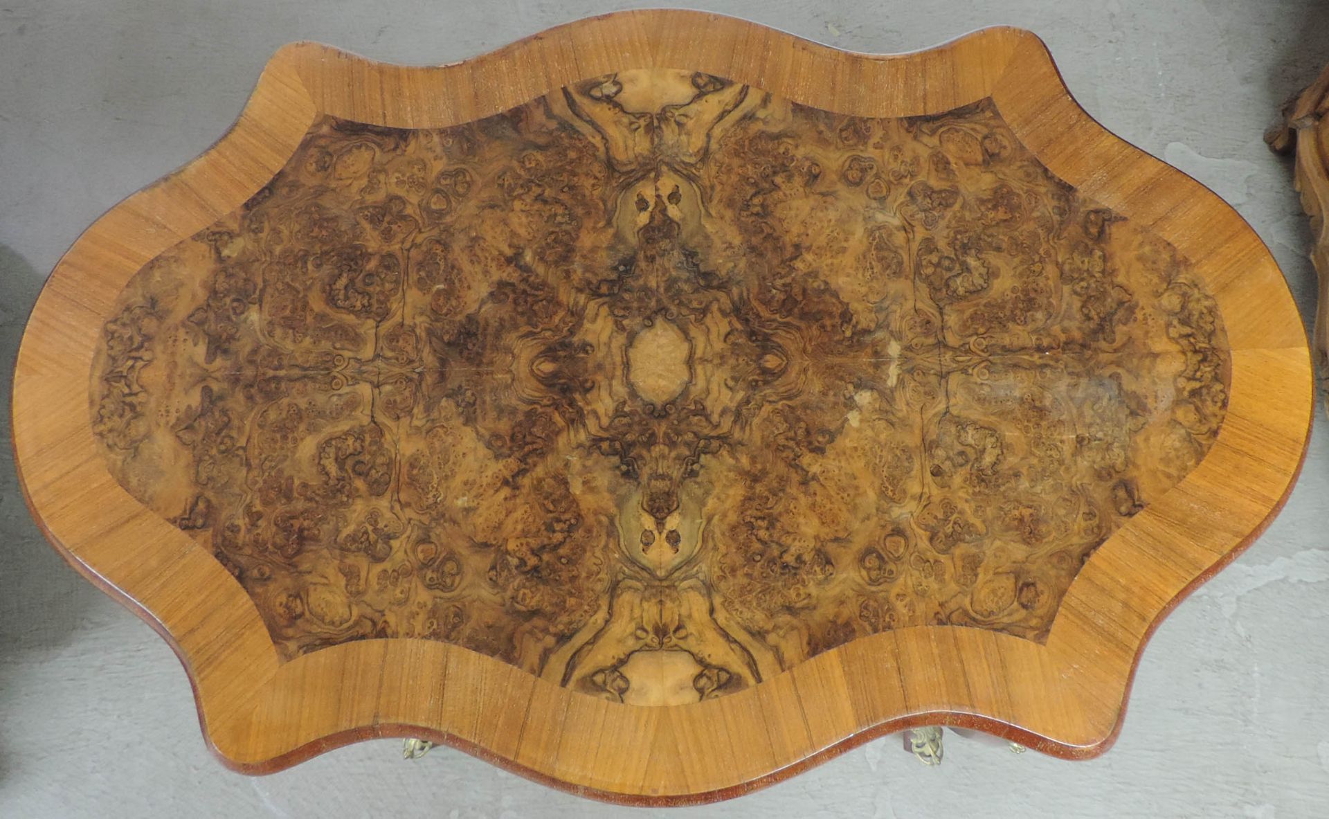 Table. Louis XVI - Stiel.77 cm x 111 cm x 71 cm. Walnut? Burl wood.Tisch. Louis XVI - Stil.77 cm x - Image 5 of 9