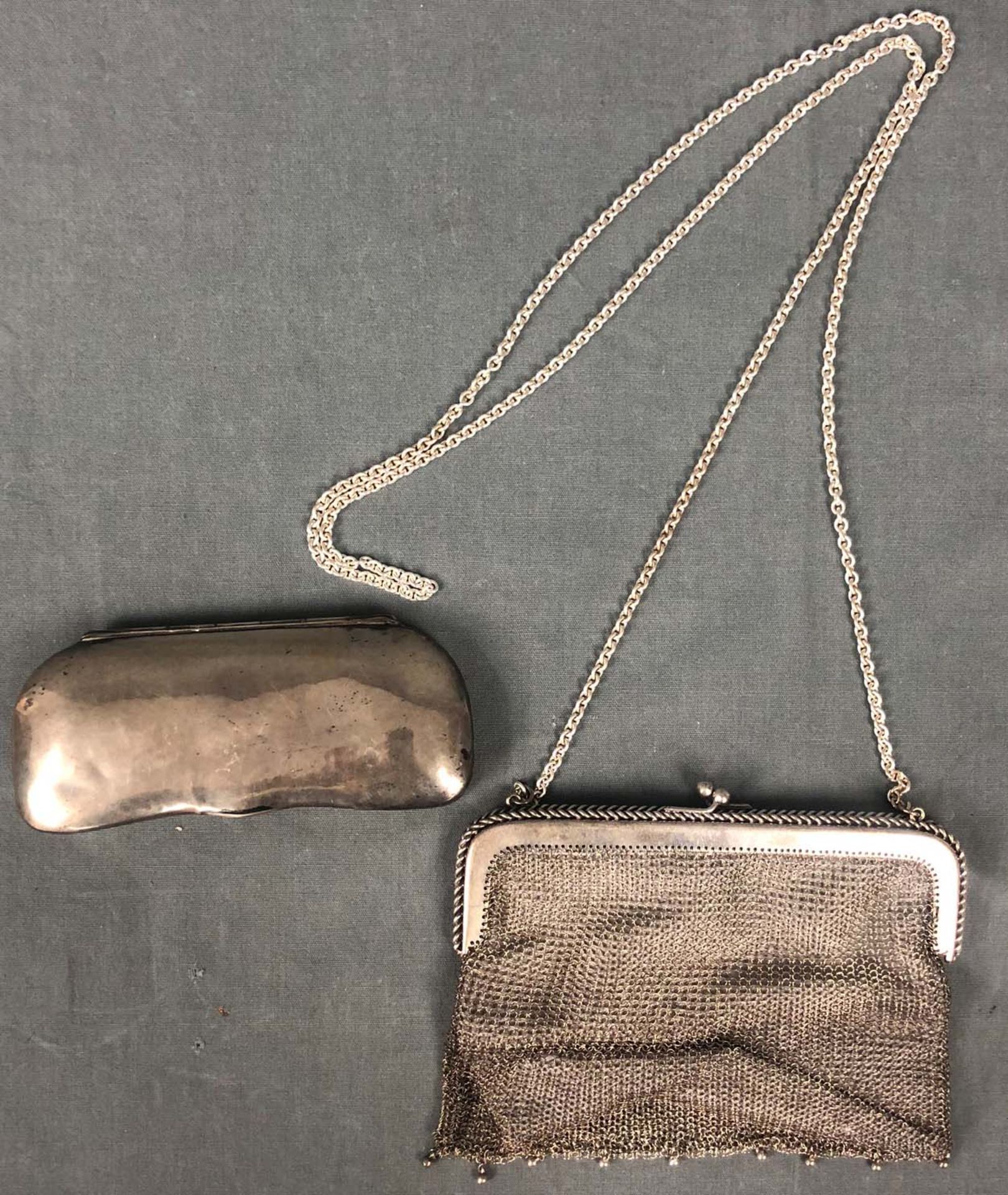 Silver. Lined evening bag and a glasses case.340 grams gross.Silber. Damen Abendtasche gefüttert und - Bild 3 aus 9