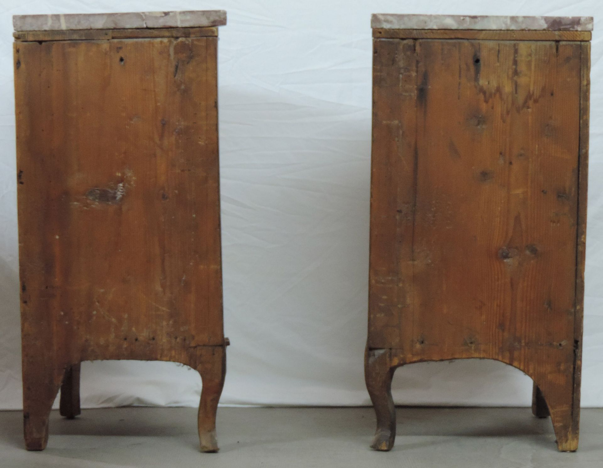 2 corner cabinets. Around 1800. Probably France. Ebonized. Marble tops.Each 81 cm high. Thigh length - Image 4 of 7